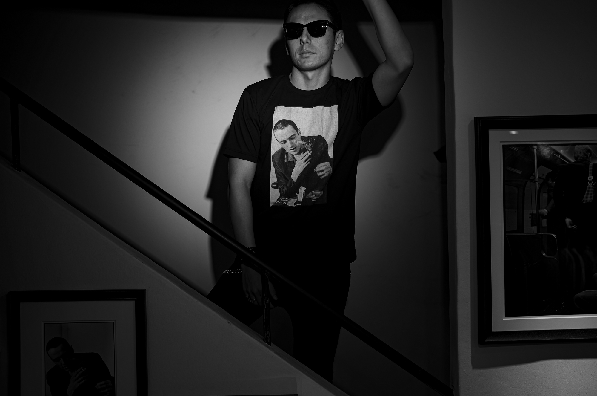 ISAMU KATAYAMA BACKLASH x FIXER x HERBIE YAMAGUCHI (バックラッシュ x フィクサー x ハービー山口) Joe with a roll up LONDON Photo Print T-shirt FIX-2117-01 フォトプリントTシャツ BLACK (ブラック) MADE IN JAPAN (日本製) 2024春夏【Special Model】 愛知 名古屋 Alto e Diritto altoediritto アルトエデリット