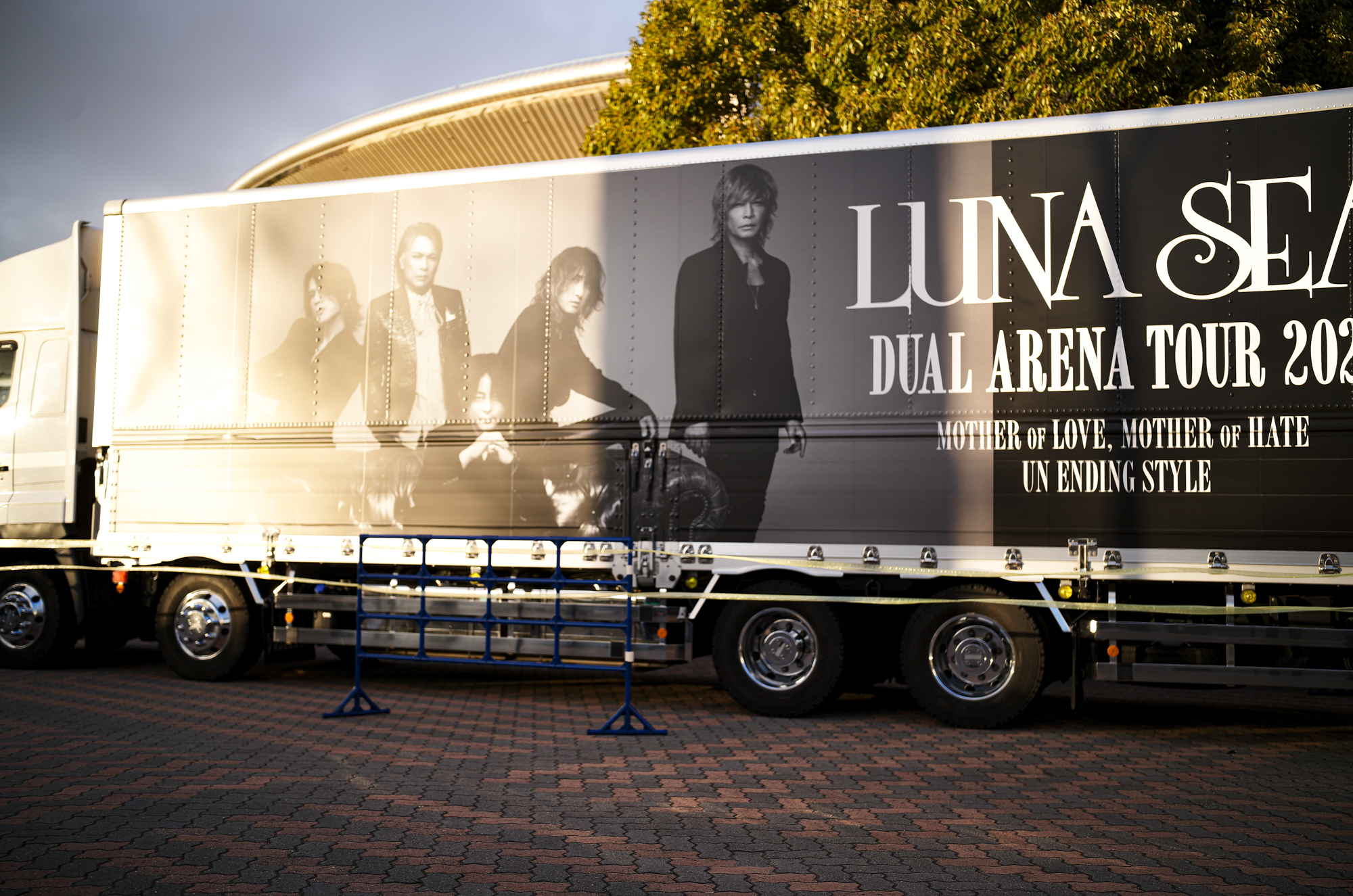 LUNA SEA DUAL ARENA TOUR 2023 ルナシー アリーナツアー 日本ガイシホール  457-0833 愛知県名古屋市南区東又兵ヱ町５丁目１−１６ DOLK ドルク エルネスト・ゲバラ（Ernesto Guevara、1928年6月14日 - 1967年10月9日）は、アルゼンチン生まれの政治家、革命家で、キューバのゲリラ指導者。　WATCH ART GRAND EXHIBITION DISCOVERING THE WORLD OF PATEK PHILIPPE TOKYO 2023 パテックフィリップ 5270J グランドコンプリケーション パテック フィリップ、《ウォッチアート・グランド・エキシビション（東京2023）》を開催。パテック フィリップは、6回目となるこの世界的グランド・エキシビションの開催地として、フラッグシップ市場のひとつである日本を選択した。2023年6月10日から25日まで、一般公衆と愛好家は、2,500 m²を超える広さの展示会場を訪れ、ジュネーブの通りやレマン湖岸の雰囲気、およびパテック フィリップの舞台裏を発見し、ジュネーブ最後の独立した家族経営の時計マニュファクチュールの世界に浸ることができる。このイベントは、当社がこれまでに開催した最大のエキシビションであり、6点のリミテッド・エディション、および希少なハンドクラフト作品のコレクションも発表される。《ウォッチアート・グランド・エキシビション（東京2023）》では、これまで同様、パテック フィリップのすべてのセグメントを網羅するリミテッド・エディションの発表が合わせて行われる。6点のリミテッド・エディションには、新しい自動巻のカドラプル・コンプリケーション（5308P-010モデル）、現地時刻と同期した日付表示を備える最初のワールドタイム（5330G-010モデル）という、世界初公開の2つの技術的壮挙が含まれている。この他ミニット・リピーター・ワールドタイムのエクスクルーシブなバージョン（5531R-014モデル）、婦人用ムーンフェイズ・モデルの洗練されたバリエーション（7121/200G-010モデル）、および2点のピュアなデザインのカラトラバ・モデル（6127G-010モデルと7127G-010モデル）がある。パテック フィリップが細心の配慮を注いで保護育成してきた希少なハンドクラフト技術（七宝細密画、クロワゾネ七宝、手彫金、細密な木象嵌、手仕上げのギヨシェ装飾、ジェム・セッティング）も展示される。40点のユニークピースとリミテッド・エディション（ドーム・テーブルクロック、懐中時計、腕時計）には、日本の文化、その豊かな芸術性、および先祖代々伝えられた技術・ノウハウがインスピレーションを与えている。また見学者の目の前で職人たちによる作業の実演が行われる。パテック フィリップは、ウォッチアート・グランド・エキシビション（東京2023）を記念し、限定版カタログを刊行します。このカタログでは、ウォッチアート・グランド・エキシビション（東京2023）期間中に展示される、ジュネーブのパテック フィリップ・ミュージアムから貸与された180点の歴史的タイムピース、パテック フィリップの2023年新作および現行コレクション、東京スペシャル・エディション、希少なハンドクラフト、ムーブメント、および17点のチャイム・タイムピースにハイライトが当てられています。ウォッチアート・グランド・エキシビション（東京2023）展示会場内のブックストアでお買い求めいただけるウォッチアート・グランド・エキシビション記念限定版カタログの全販売収益は、公益社団法人 日本ユネスコ協会連盟に寄付されます。LOUIS VUTTON YAYOI KUSAMA トランク ドット柄 草間彌生　ルイヴィトン PATEK PHILIPPE 5270J グランドコンプリケーション 情熱の薔薇 THE BLUE HEARTS ザ・ブルーハーツ ヒロト 甲本ヒロト ブルーハーツ Rose of Passion 「2.27(mon)」,「2.28(tue)」,「3.01(wed)」 お休みとなります ROLEX DAYDATE 18028 White Roman Dial ロレックス デイデイト ホワイト アラビック Mickey MR.BRAINWASH 2010 ミッキー ミスターブレインウォッシュ Mickey / MR.BRAINWASH 2010 ミッキー ミッキーマウス ミスターブレインウォッシュ Banksy Thrower / MR.BRAINWASH バンクシー Flower Thrower Banksy ミスターブレインウォッシュ 愛知 名古屋 Alto e Diritto altoediritto アルトエデリット ART アート BANKSY ミスターブレインウォッシュの名を広く世に知らしめたのは、ストリートアーティスト・バンクシーの初監督作品にしてアカデミー賞にノミネートされたドキュメンタリー映画「イグジットスルーザギフトショップ」（2010年公開）でした。 この映画が、アートの本質や意義を問うと共に、監督であるバンクシーや奇しくも”アーティスト”となったミスターブレインウォッシュの存在を広め、そして昨今に及ぶストリートアートのムーブメントに繋がる大きな役割を担ったことは、言うまでもありません。ＭR．BRAINWASH（ミスターブレインウォッシュ）ストリートアーティスト/映像作家。本名ティエリー・グウェッタ。フランス生まれ、1980年代にLAへ移住。2007年から映像作家としてキャリアをスタート。出演したバンクシー映画「イグジット・スルー・ザ・ギフトショップ」をきっかけに本格的にストリートアーティストとして活動をはじめる。 ミニチュアダックスフント チョコ「1.17(tue)」,「1.18(wed)」 お休みとなります 2022年11月26日 土曜 世界の秘密 Vaundy 一升びん　https://www.isshobin.com/　「一升びん」店名の由来昭和37年の創業当時、松阪には飲食店も今ほどは無く、会食といえば家でご馳走を作って宴会というのが多かったそうです。円卓（ちゃぶ台）を大勢で囲んで、お酒の一升瓶を中心に置いて、わいわいと皆様に楽しんで食事をしていただける様な店にしたい！！そういう思いを込めて「一升びん」と名付けました。松阪牛「A5」といえば、言わずと知れた和牛の最高峰。一般的に、すき焼きやしゃぶしゃぶの最上級肉として供されるこのクラスは、焼肉用とされることはほぼありません。一升びんでは、その『松阪牛「A5」』を焼肉として提供！箸で掴んで近づけただけでも違いの分かる素晴らしい香りと、一口噛めば口中にほとばしる肉汁とともに、融けるような舌触りは、ちょっと他では味わえません！牛肉は（社）日本食肉格付協会によって格付が行われています。2つの等級があり、1つは歩留（ブド）まり等級、もう1つは肉質等級です。歩留まり等級はA･B･Cの3段階に分かれてAが最も良く、肉質等級は5・4・3・2・1の5段階に分かれ、5が最も良い等級となります。一升びん本店では格付けA5の松阪牛をご提供させて頂きます。牛肉は、脂の霜降り（サシ）がよく入っている部位が、ほんのり甘く、柔らかくて人気です。松阪牛がおいしいと評判なのは、肉やサシが独特の飼育法でまんべんなく体にまわっているから。食欲増進のためにビールを飲ませたり、血行をよくするためにマッサージをするなど、丹精こめて育てられ、とろけるほどの柔らかい上質の松阪肉ができるのです。一升びんの創業は、1962年（昭和37年）今の平生町店から始まりました。最高のお肉を更に美味しく召し上がっていただく秘密が秘伝の味噌ダレ！創業以来、脈々と伝わってきた門外不出の逸品です。その味わいは、こくのある自家製ダレでありながら、決して自己主張しすぎることはなく、あくまでも肉の味わいを最大限に引き立てる脇役に徹します。ぜひ、ご賞味下さい！松阪牛焼肉・ホルモン一升びん本店松阪牛すき焼・しゃぶしゃぶ一升びん本店"はなれ"松阪牛焼肉・ホルモン一升びん宮町店松坂牛焼肉・ホルモン一升びん平生町店松阪牛焼肉・ホルモン鍋一升びん塚本店松阪牛焼肉・ホルモン一升びん川井町店松阪牛焼肉・ホルモン一升びん久居インターガーデン店松阪牛焼肉一升びん名古屋ラシック店松阪牛焼肉・ホルモン一升びん鈴鹿店松阪牛焼肉一升びん伊勢松寿亭松阪牛焼肉・ホルモン一升びん四日市泊店松阪牛焼肉・すき焼・しゃぶしゃぶ・串焼き一升びん伊勢内宮店イオンモールNagoya Noritake Garden 1F回転焼肉　一升びん　名古屋則武新町店松阪牛一升びん名古屋名駅店 Chrome Hearts CHROME HEARTS クロムハーツ クロムハーツ名古屋 Chrome Hearts Nagoya ラシック 愛知 名古屋 https://www.chromehearts.com/ OFFEE CAKE "BONBON" ボンボン 洋菓子ボンボン BONBON https://cake-bonbon.com/ 名古屋の老舗洋菓子店「ボンボン」 喫茶ボンボン 1949年（昭和24年）創業。名古屋市東区の老舗洋菓子・純喫茶ボンボン。開店当時から「いいものをお値打ちで」という思いを込めて、素材にこだわったケーキをひとつひとつ丁寧に作り続けてまいります。当店でしか味わうことができない逸品の数々。昭和レトロ感漂う店内で是非ご堪能ください。 〒461-0001 愛知県名古屋市東区泉2-1-22 CHROME HEARTS "TAPE DISPENSER" クロムハーツ テープ　ディスペンサー 愛知 名古屋 Alto e Diritto altoediritto アルトエデリット セロハンテープ マネークリップ クロムハーツボールペン リチャードスターク CHROME HEARTS MONEY CLIP CH CROSS 925silver CHROME HEARTS “PEN 4COLOR FERNIE 925silver Wolfgang's Steakhouse Signature Aoyama WOLFGANS'S STEAKHOUSE ウルフギャング ステーキハウス Tボーンステーキ 東京都 港区 北青山 2-5-8　青山OM-SQUARE1F 03-5843-0822 100席 (ダイニング58席、個室A：10席、個室B：8席、バー＆ウイスキーラウンジ24席) BARONROUGE バロンルージュ 〒460-0008 愛知県名古屋市中区栄5丁目19番12 @nagoya_baronrouge 050-5872-9950 移転 renewal open 。大人がひっそりと訪れる酒と料理を嗜むお店 25年続くお店が少しだけ移転しリニューアルオープン。新築のビル2階に佇む大人のためのレストラン＆バー。大人の階段を上り重厚な扉を開けると1日の疲れをリセット。大人の日常にそっと手を差し伸べる程よい非日常空間。プロが作る美味い酒 と しっかり食べられる料理。酒だけでも 料理だけでも 会話だけでも お気軽に。初めてご来店の方も いつもの馴染みのお店にしてください。八乃助 ISAMUKATAYAMABACKLASH イサムカタヤマバックラッシュ 片山勇 バックラッシュ ATSUTA JINGU ///【LEICA M10-P ASC 100 Edition + SUMMILUX-M F1.4/50mm ASPH】2022年5月11日 火曜 熱田神宮 Wolfgang's Steakhouse Signature Aoyama WOLFGANS'S STEAKHOUSE ウルフギャング ステーキハウス Tボーンステーキ 東京都 港区 北青山 2-5-8　青山OM-SQUARE1F 03-5843-0822 100席 (ダイニング58席、個室A：10席、個室B：8席、バー＆ウイスキーラウンジ24席) THE RITZ-CARLTON TOKYO "CLUB LEVEL" // 2022.5.06-5.08 ザ・リッツ・カールトン クラブ®レベル ザ・リッツ・カールトンの最高峰のおもてなしを、最上級の空間と設備でご体験いただける「ザ・リッツ・カールトン クラブレベル」。そのおもてなしの中心となるクラブラウンジは、レジデンスをテーマにしたラウンジの概念を超えた空間です。 レセプション、ガーデンテラス、ダイニングルーム、ライブラリーラウンジの4つの エリアに分かれた「クラブラウンジ」では、時間帯によって多彩な趣きでお客様をお迎えいたしております。お客様のクラブレベルのステイをより快適なものにするクラブコンシェルジュは、お客様一人ひとりをお名前でお呼びし、それぞれのお好みに合わせたパーソナルなサービスをお届けいたします。お誕生日や記念日、プロポーズなど特別な日のご滞在には、ご要望に合わせて心に残るひとときを演出するプランをご提案します。 ザ・ロビーラウンジ ラウンジ ホテルの45階、お客様をお迎えするメインロビーに位置する「ザ・ロビーラウンジ」は、お待ち合わせや語らいの時間を特別なものにします。毎週金～日曜日の15時～16時20分の間、「ハープ＆アフタヌーンティー」を提供しております。確かな技術を有するハープ奏者が奏でる美しい音色を聴きながらペストリーシェフによるアフタヌーンティーをお召し上がり頂けます。夕暮れへと移ろいゆく美しい東京の景色と共に、ゆったりとした午後のひとときをお楽しみ下さい45階の開放的な空間で楽しむ伝統的なアフタヌーンティー ザ・リッツ・カールトン東京の45階、お客様をお迎えするメインロビーに位置する「ザ・ロビーラウンジ」は、お待ち合わせや語らいの時間を特別なものにします。 心地よいピアノの生演奏が流れるラグジュアリーな空間で、モダンなアフタヌーンティーセットや厳選された世界各地の茶葉によるティーセレクションと共に、優雅なひと時をお楽しみ下さい。東京の中心に位置する六本木というロケーションに相応しい、西洋と東洋のモダンな融合を表現したインテリアには、オリエンタルな紫、赤、モノトーンを基調とした配色や、和をモチーフとしたファブリックなどを用い、全体として和洋の調和を感じさせる空間となっており、時間の移ろいに合わせた生演奏が彩りを添えます。ISAIA Napoli TOKYO MIDTOWN イザイア ナポリ 東京ミッドタウン スーツ、ジャケット、シャツ、パンツ、シューズ、ネクタイ、チーフ、カバン 愛知 名古屋 Alto e Diritto altoediritto アルトエデリット 20224月19日 ミシュラン ヴァガボンド 2021年12月14日 LA VAGABONDE ラ・ヴァガボンド フレンチ フランス料理 鶴舞 ラヴァカボンド chef ryousuke iwamoto 岩本龍介 予約のとれないフレンチ 名店 美食家 放浪者 旅人 愛知県名古屋市中区千代田2丁目14-24 キャノンピア鶴舞 1F 愛知 名古屋 Alto e Diritto altoediritto アルトエデリット 超絶フレンチ ドレスコード ディナー 中華風家庭料理 ふーみん (表参道/中華料理)　〒107-0062 東京都港区南青山５丁目７−１７ 03-3498-4466　表参道・青山エリアの南青山の中華料理店、中華風家庭料理 ふーみんのオフィシャルページです　CHACOあまみや　千駄ヶ谷の有名なステーキ屋「CHACOあめみや」 炭焼きステーキ 〒151-0051 東京都渋谷区千駄ケ谷１丁目７−１２ 03-3402-6066 http://chacoamemiya.com/sp/ １９７９年（昭和５４年）に開店してから当時のままの姿の店内は重みを感じる。　（お客様からは「昭和の香りがする・・」と言われます）真っ白だった壁も年月を感じさせる趣がある。店内に入るとまず目に入るのが、大きな炭焼きの竈。営業当時からの肉の旨みを沢山吸い込んでいるかも・・・。１９７９年（昭和５４年）に開店してから当時のままの姿の店内は重みを感じる。　（お客様からは「昭和の香りがする・・」と言われます）真っ白だった壁も年月を感じさせる趣がある。店内に入るとまず目に入るのが、大きな炭焼きの竈。営業当時からの肉の旨みを沢山吸い込んでいるかも・・・。炭で焼かれたステーキのお皿は鉄板ではなく鋳物です。牛肉は融点が高いため冷めやすい鉄板ではすぐに肉が固くなってしまいます。チャコのお皿は長い時間温かいので柔らかい牛肉をゆっくりご賞味いただけます。ワイン片手に語らいながら心安らぐ美味しい時間をお過ごしください。LA BISBOCCIA　ラ・ビスボッチャ/LA BISBOCCIA (広尾/イタリアン) RISTORANTE LA BISBOCCIA 〒150-0013 東京都渋谷区恵比寿2-36-13 広尾MTRビル1F "イタリア政府公認レストラン"として選ばれた本格的イタリアン。スタッフもイタリア人が中心で、イタリアにいる気分になれそうな空間。 https://labisboccia.tokyo/ 愛知 名古屋 Vineria Cassini ヴィネリア カッシーニ 東別院 イタリアン 愛知県名古屋市中区伊勢山1-9-13 伊勢山ハイツ1F #1F Iseyamahaitsu, 1-9-13 Iseyama Naka-ku, Nagoya-shi, Aichi-ken 460-0026, Japan イタリアを旅するような気分で楽しむ郷土料理と様々なワイン "Vineria(ヴィネリア)とは、イタリア語でVino(ワイン)＋Osteria(食堂)を足した造語です。 イタリアの郷土料理とその土地で造られた様々なワインをイタリアを旅するような気分でお楽しみいただけます。 「イタリア現地の味」を目指した素材を生かすストレートかつ伝統的なイタリア料理をアラカルトもしくはコースでお楽しみください。 約200種類のイタリアワインの中から、ソムリエがベストなワインを選びます。お料理やお好みに合わせたグラスワインやワインコースもご用意しております。"2021年10月15日 煖 MEI メイ イタリアン 国際センター 名古屋市西区那古野1-23-2 四間道糸重3 mei-nagoya.com shikemichi サンタキアラ Santa Chiara コース 18時一斉スタート きのこ キノコ 森内敬子　モーゼ十戒　ナナツモリピノノワール 2016 pinot noir ドメーヌタカヒコ 曽我貴彦 北海道余市郡余市町登町1395 ワイン名古屋市東区徳川町　天然キノコ MEI 那古野 ネコ 猫　にゃんこ 愛知 名古屋 Alto e Diritto altoediritto アルトエデリット カウンター7席 えごま　味噌カツ ミソカツ みそかつ とんかつ 東別院 〒460-0021 愛知県名古屋市中区平和2丁目16-15 052-323-0963 鶴舞線のガード下にあるトンカツの美味しいお店 みそかつ えごま　和食 美奈登 ミナト 老舗焼肉店 神宮前/焼肉 レトロ モクモク 味噌ダレ とんちゃん 熱田 ホルモン ヤキニク とんねるず ペレ きたなシュラン 懐かし 名鉄堀田駅から徒歩20分 瑞穂区 〒467-0879 愛知県名古屋市瑞穂区平郷町2-6-2 LA VAGABONDE ラ・ヴァガボンド フレンチ フランス料理 鶴舞 ラヴァカボンド chef ryousuke iwamoto 岩本龍介 予約のとれないフレンチ 名店 美食家 放浪者 旅人 愛知県名古屋市中区千代田2丁目14-24 キャノンピア鶴舞 1F 愛知 名古屋 Alto e Diritto altoediritto アルトエデリット 超絶フレンチ ドレスコード ディナー STEAK HOUSE Beef Okuma ステーキハウス ビーフオークマ 名古屋店 霜降り黒毛和牛 サーロイン フィレ シャトーブリアン 仙台牛 宮城牛 近江牛 150g 200g ハンバーグ 松坂屋 名古屋店 愛知　名古屋 Alto e Diritto altoediritto GW休暇 Alto e Diritto アルトエデリット altoediritto 愛知 名古屋 ゴールデンウィーク 休暇 炭火焼肉 煖 だん ダン 愛知 名古屋 焼き肉 名駅店 瑞穂本店 Alto e Diritto altoediritto アルトエデリット 夢 希望 Dream FREEMASONRY フリーメーソン AUDEMARS PIGUET オーデマピゲ SEX PISTOLS セックスピストルズ JOY DIVISION ジョイディヴィジョン DAVID BOWIE デヴィットボーウィ THE VELVET UNDERGROUND ザベルベットアンダーグラウンド THE ROLLING STONES ザローリングストーンズ QUEEN クイーン LED ZEPPELIN レッドツェッペリン Alto e Diritto アルトエデリット 愛知 名古屋 Italy MOORER ムーレー / BELVEST ベルベスト / ISAIA イザイア / LUCA GRASSIA ルカグラシア / Alfredo Rifugio アルフレードリフージオ / LARDINI ラルディーニ / De Petrillo デ・ペトリロ / TAGLIATORE タリアトーレ / Sealup シーラップ / EMMETI エンメティ / CINQUANTA チンクアンタ / SILENCE サイレンス / MOLEC モレック / Finamore フィナモレ / ORIAN オリアン / AVINO Laboratorio Napoletano アヴィーノ / INCOTEX インコテックス / INCOTEX SLACKS インコテックススラックス / PT TORINO ピーティートリノ / BERWICH ベルウィッチ / VIGANO ヴィガーノ / RICHARD J.BROWN リチャードJブラウン / FEDELI フェデーリ / MANRICO CASHMERE マンリコカシミヤ / ZANONE ザノーネ / Cruciani クルチアーニ / GRAN SASSO グランサッソ / Settefili Cashmere セッテフィーリカシミア / Girelli Bruni ジレリブルーニ / ENZO BONAFE エンツォボナフェ / FERRANTE フェランテ / GHOUD ゴード / ACATE アカーテ / Cisei シセイ / STEFANO RICCI ステファノリッチ / ALPO アル France Georges de Patricia ジョルジュドパトリシア / SAINT LAURENTサンローラン / CELINE セリーヌ / AUBERCY オーベルシー / lucien pellat-finet ルシアンペラフィネ / NATIONAL STANDARD ナショナルスタンダー U.S.A. South Paradiso Leather サウスパラディソ / JACQUESMARIEMAGE ジャックマリーマージュ / MARC MARMEL マークマーメル / WHITE'S BOOTS ホワイツブーツ / JUTTA NEUMANN ユッタニューマン England GRENFELL グレンフェル / J&M DAVIDSON ジェイアンドエムディヴィッドソン / JAMES GROSE ジェームスグロース / JOHN SMEDLEY ジョンスメドレー / Johnstons ジョンストンズ Other FIXER フィクサー / cuervo bopoha クエルボ ヴァローナ / BACKLASH The Line バックラッシュ ザライン / RIVORA リヴォラ / C.QP / Order Suit オーダースーツ 愛知 名古屋 Alto e Diritto altoediritto アルトエデリッライカM10 アポズミクロン 2021 October.27 21年目スタート 21年目からは楽しくゆっくりすごしてゆけたらなと思ってます ジョーストラマー 「10.26(tue)」,「10.27(wed)」 お休みとなります Thames LONDON / HERBIE YAMAGUCHI 1983 テムズ川 ロンドン ハービー山口 1983年 イギリス England イングランド 写真家 写真 Not Banksy ノットバンクシー BANKSY バンクシー 我々の敵はあなたの敵じゃない 共に生きよう LEICA // APO-SUMMICRON-M f2/35mm ASPH. ライカ アポ・ズミクロンM f2/35mm ASPH. 愛知 名古屋 Alto e Diritto altoediritto アルトエデリット 世界最高峰のレンズと称賛され続けているライカMレンズにおいて、アポ・ズミクロンM f2/35mm ASPH.もそのMレンズの名にふさわしい優れた性能を誇ります。さらに、アポ・ズミクロンMシリーズのレンズとしてはもちろんのこと、これまでにない新しいタイプのMレンズとして目をひく存在でもあります。その特長は、Mレンズの中で最短で唯一ともいえる最短撮影距離と、きわめてシャープな描写力、美しいボケ味、そして開放F値F2という明るさにあります。ドイツならではの高度な製造技術が生み出したこのレンズを活用すれば、M型カメラはもとより、「ライカSL2」や「ライカSL2-S」でも、優れた描写力を活用してあらゆるシーンでの撮影が楽しめます。 光学系の設計に全撮影距離で高画質が得られるフローティングシステムを採用しているため、近距離撮影でも高い描写力を発揮しながら、Mレンズでは唯一となるわずか30cmという最短撮影距離を実現しています。フォーカスリングの回転角は300°ときわめて大きく、最短撮影距離が短くなっているにも関わらず緻密なピント合わせが可能です。開放値はF2.0という明るさで、クリエイティブな作品づくりも多彩に楽しめます。その時々の貴重な瞬間を、ライカらしい高品位な写真として記録することができます。イギリスの写真家ヒュー・ジョン氏は、ポートレート撮影でもアポ・ズミクロンM f2/35mm ASPH.が威力を発揮することを実感しました。「被写界深度がこれほど浅くなるとは驚きました。まつげの部分が驚くほどシャープに描写され、そこから徐々にボケていく。これは元のサイズのまま一部をトリミングしたものですが、85mm、いや、105mmのレンズで撮影したかのような仕上がりです！」「アポ・ズミクロンM f2/35mm ASPH.は、美しいボケ味でポートレート写真に新たな可能性をもたらすレンズですね。それに接写もこなせるので、まさにオールラウンドな1本だと言えます。色の再現性も絶妙で、シャープな解像感も素晴らしい。これさえあれば他のレンズはいらないと言ってもいいかもしれません！」2021年8月18日 Leica Nagoya ライカ松坂屋名古屋店 ライカ名古屋 460-8430 愛知県中区栄3-16-1 松坂屋名古屋店 北館3Ｆ 052-264-2840 入鹿池　いるかいけ 名古屋近郊のボート釣りのメッカ 愛知県犬山市の入鹿、飛騨木曽川国定公園内にある人工の農業用ため池 わかさぎ釣り・ブラックバス釣りなら入鹿池にある見晴茶屋へ https://inuyama.gr.jp/miharashi.html 犬山観光情報 ワカサギやブラックバス釣りのメッカとして知られる入鹿池 ブラックバス釣果 犬山名物 でんがく 五平餅 見晴茶屋 愛知県犬山市堤下60 蓬ぜん 犬山 犬山口 愛知 名古屋名物 ひつまぶし http://houzen.s-d.jp/index.html 犬山城 ミシュランガイド愛知2019 あつた蓬莱軒 22年間修行 店主 うなぎ ウナギ 鰻 愛知県犬山市上坂町4-168 0568-39-5077 犬山市観光協会 ミシュラン 博多串焼き 八乃助 焼き鳥 焼鳥 愛知 名古屋 とみやBLOG 富屋酒店 とみやBLOG ライカ LEICA LEICA M10-p ASC100 EDITION ライカM10-P ズミルックス 2021年7月27日 煖 MEI メイ イタリアン 国際センター 名古屋市西区那古野1-23-2 四間道糸重3 mei-nagoya.com shikemichi サンタキアラ Santa Chiara コース 18時一斉スタート きのこ キノコ 森内敬子　モーゼ十戒　ナナツモリピノノワール 2016 pinot noir ドメーヌタカヒコ 曽我貴彦 北海道余市郡余市町登町1395 ワイン名古屋市東区徳川町　天然キノコ MEI 那古野 ネコ 猫　にゃんこ 愛知 名古屋 Alto e Diritto altoediritto アルトエデリット カウンター7席 えごま　味噌カツ ミソカツ みそかつ とんかつ 東別院 〒460-0021 愛知県名古屋市中区平和2丁目16-15 052-323-0963 鶴舞線のガード下にあるトンカツの美味しいお店 みそかつ えごま　和食 美奈登 ミナト 老舗焼肉店 神宮前/焼肉 レトロ モクモク 味噌ダレ とんちゃん 熱田 ホルモン ヤキニク とんねるず ペレ きたなシュラン 懐かし 名鉄堀田駅から徒歩20分 瑞穂区 〒467-0879 愛知県名古屋市瑞穂区平郷町2-6-2 LA VAGABONDE ラ・ヴァガボンド フレンチ フランス料理 鶴舞 ラヴァカボンド chef ryousuke iwamoto 岩本龍介 予約のとれないフレンチ 名店 美食家 放浪者 旅人 愛知県名古屋市中区千代田2丁目14-24 キャノンピア鶴舞 1F 愛知 名古屋 Alto e Diritto altoediritto アルトエデリット 超絶フレンチ ドレスコード ディナー STEAK HOUSE Beef Okuma ステーキハウス ビーフオークマ 名古屋店 霜降り黒毛和牛 サーロイン フィレ シャトーブリアン 仙台牛 宮城牛 近江牛 150g 200g ハンバーグ 松坂屋 名古屋店 愛知　名古屋 Alto e Diritto altoediritto GW休暇 Alto e Diritto アルトエデリット altoediritto 愛知 名古屋 ゴールデンウィーク 休暇 炭火焼肉 煖 だん ダン 愛知 名古屋 焼き肉 名駅店 瑞穂本店 Alto e Diritto altoediritto アルトエデリット 夢 希望 Dream FREEMASONRY フリーメーソン AUDEMARS PIGUET オーデマピゲ SEX PISTOLS セックスピストルズ JOY DIVISION ジョイディヴィジョン DAVID BOWIE デヴィットボーウィ THE VELVET UNDERGROUND ザベルベットアンダーグラウンド THE ROLLING STONES ザローリングストーンズ QUEEN クイーン LED ZEPPELIN レッドツェッペリン Alto e Diritto アルトエデリット 愛知 名古屋 Italy MOORER ムーレー / BELVEST ベルベスト / ISAIA イザイア / LUCA GRASSIA ルカグラシア / Alfredo Rifugio アルフレードリフージオ / LARDINI ラルディーニ / De Petrillo デ・ペトリロ / TAGLIATORE タリアトーレ / Sealup シーラップ / EMMETI エンメティ / CINQUANTA チンクアンタ / SILENCE サイレンス / MOLEC モレック / Finamore フィナモレ / ORIAN オリアン / AVINO Laboratorio Napoletano アヴィーノ / INCOTEX インコテックス / INCOTEX SLACKS インコテックススラックス / PT TORINO ピーティートリノ / BERWICH ベルウィッチ / VIGANO ヴィガーノ / RICHARD J.BROWN リチャードJブラウン / FEDELI フェデーリ / MANRICO CASHMERE マンリコカシミヤ / ZANONE ザノーネ / Cruciani クルチアーニ / GRAN SASSO グランサッソ / Settefili Cashmere セッテフィーリカシミア / Girelli Bruni ジレリブルーニ / ENZO BONAFE エンツォボナフェ / FERRANTE フェランテ / GHOUD ゴード / ACATE アカーテ / Cisei シセイ / STEFANO RICCI ステファノリッチ / ALPO アル France Georges de Patricia ジョルジュドパトリシア / SAINT LAURENTサンローラン / CELINE セリーヌ / AUBERCY オーベルシー / lucien pellat-finet ルシアンペラフィネ / NATIONAL STANDARD ナショナルスタンダー U.S.A. South Paradiso Leather サウスパラディソ / JACQUESMARIEMAGE ジャックマリーマージュ / MARC MARMEL マークマーメル / WHITE'S BOOTS ホワイツブーツ / JUTTA NEUMANN ユッタニューマン England GRENFELL グレンフェル / J&M DAVIDSON ジェイアンドエムディヴィッドソン / JAMES GROSE ジェームスグロース / JOHN SMEDLEY ジョンスメドレー / Johnstons ジョンストンズ Other FIXER フィクサー / cuervo bopoha クエルボ ヴァローナ / BACKLASH The Line バックラッシュ ザライン / RIVORA リヴォラ / C.QP / Order Suit オーダースーツ 愛知 名古屋 Alto e Diritto