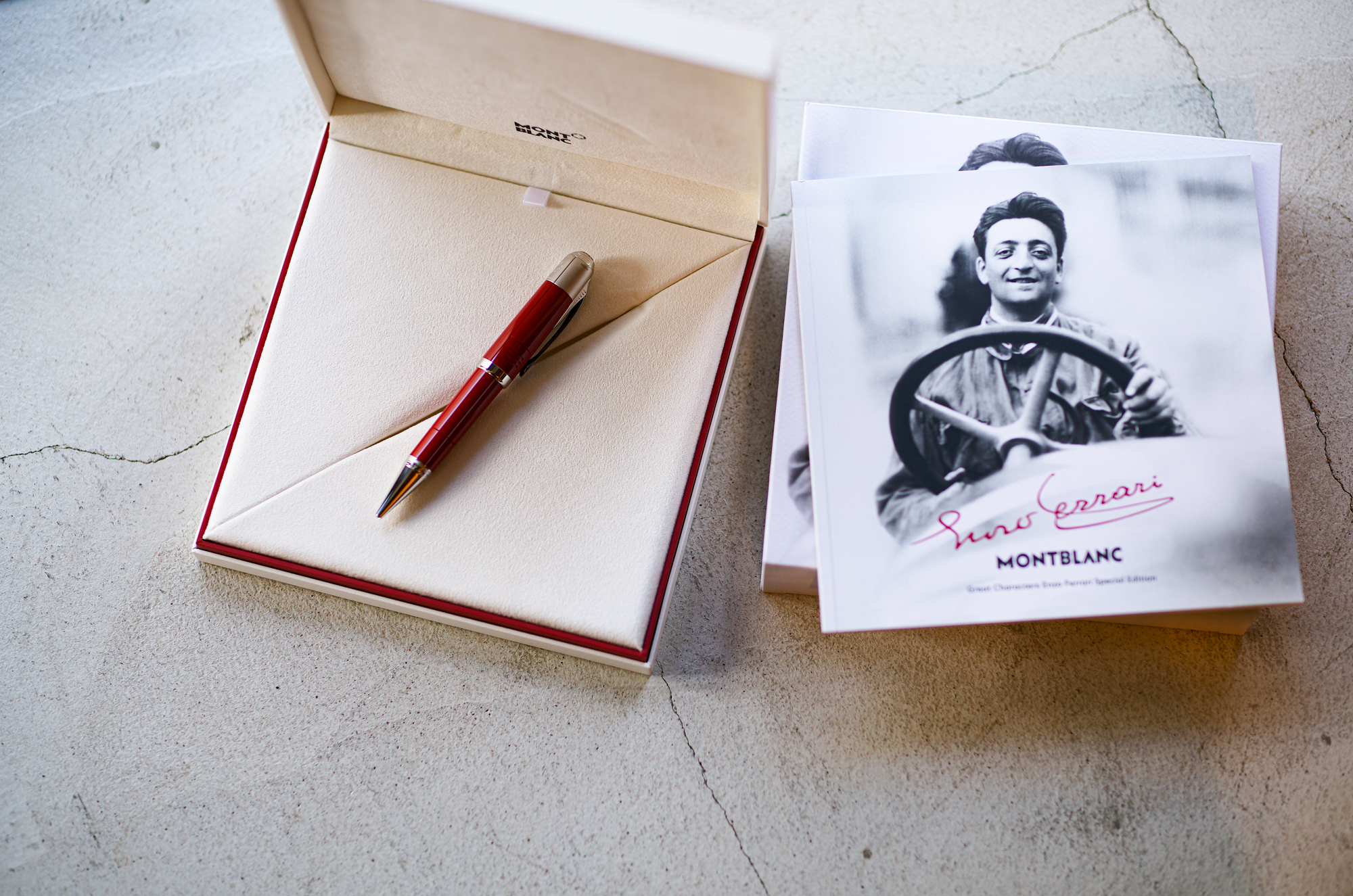 MONTBLANC Great Characters Enzo Ferrari Special Edition グレートキャラクターズ エンツォ・フェラーリ スペシャルエディション ボールペン Ident No. MB127176 2021年、モンブランは、レーシングドライバーでありながら起業家でもあった、先見の明のあるエンツォ・フェラーリにオマージュを捧げます。彼は、伝説的なスクーデリア・フェラーリを設立し、その名前が卓越した品質とスピードに対する情熱の代名詞ともなった世界に名を馳せる自動車帝国を築き上げました。 レッド プレシャスレジン製のこのエディションは、エンツォ・フェラーリのカーレースに対する情熱の始まりを象徴しています。スクーデリア・フェラーリの70周年を記念して用意された特別なレッドカラー、“Rosso 70 Anni”にインスパイアされたカラーで、これまでの象徴的なレッドカラーを表現しています。 生誕の地であるモデナに敬意を表して、キャップトップには、イエローの表面にモンブランのシンボルマークがメタルのグリッドに埋め込まれています。キャップの後ろには、フェラーリのエンブレムとして有名な跳ね馬があしらわれています。メタルクリップには、エンツォの名言が書き込まれています：「情熱を言葉に表すことはできない。実践するのみだ」この尻軸には、エンツォ・フェラーリの初期のキャリアにおける2つの重要な日付が描かれています。愛知 名古屋 Alto e Diritto altoediritto アルトエデリット pen ballpen エンツォ・フェラーリレーシングの洞察に長けたアイコンエンツォ・フェラーリ（Enzo Ferrari)は世界で最も偉大なレーシングチャンピオンの一人です。伝説的な先駆者であり、世界で最も象徴的なブランドのひとつ である、自身の名を冠したフェラーリ自動車会社を創設しました。このエンジニアリングの異端児が抱えたイノベーションへの限りない情熱と欲望に匹敵するのは、レーシングスピリットだけでした。そしてそのスピリットを注ぎ込むことで、輝かしいスクーデリアフェラーリが誕生しました。その精神は、現在もフェラーリブランドを刺激し続けています。クラフツマンシップとイノベーションにかける共通の情熱モンブランは、突き進むことをやめず、次世代の人々を触発し続ける人格と才能を持ったアイコニックなイタリア人カーレーサー、エンツォ・フェラーリの人生とレガシーに敬意を表します。彼のクラフツマンシップとイノベーションへの情熱がフェラーリブランドを特徴づけたのと同様に、モンブランアトリエが抱く情熱によって、この3種類の筆記具のスペシャルエディションが誕生しました。「IF YOU CAN DREAM IT, YOU CAN DO IT（夢見ることができれば、それは実現できる」。エンツォ・フェラーリ インスピレーション溢れるディテールフェラーリのシルエット伝説的なフェラーリ 125-S モデルの流線形シルエットからインスピレーションを得た、本コレクションの筆記具は、自動車の波形の有機的なラインに似せた、なだらかにカーブするすらりとした形状が特徴です。モンブラン エンブレム筆記具はそれぞれ、ヴィンテージカーのグリルの外見を模してデザインした、特徴的なモンブラン エンブレムを上部に冠しています。ハンドルペン先には、エンツォ・フェラーリに与えられた3種類の有名な愛称のうちの一つと、フェラーリ 250 GTO のハンドルのシルエットがエングレービングされています。跳ねる馬筆記具のキャップの裏面には、このアイコニックなブランドのシンボルである「跳ねる馬」が表現されています。この世界的に有名なフェラーリの馬は、彼の努力が実を結ぶことと幸運を祈って、エンツォ・フェラーリに授与されたものです。