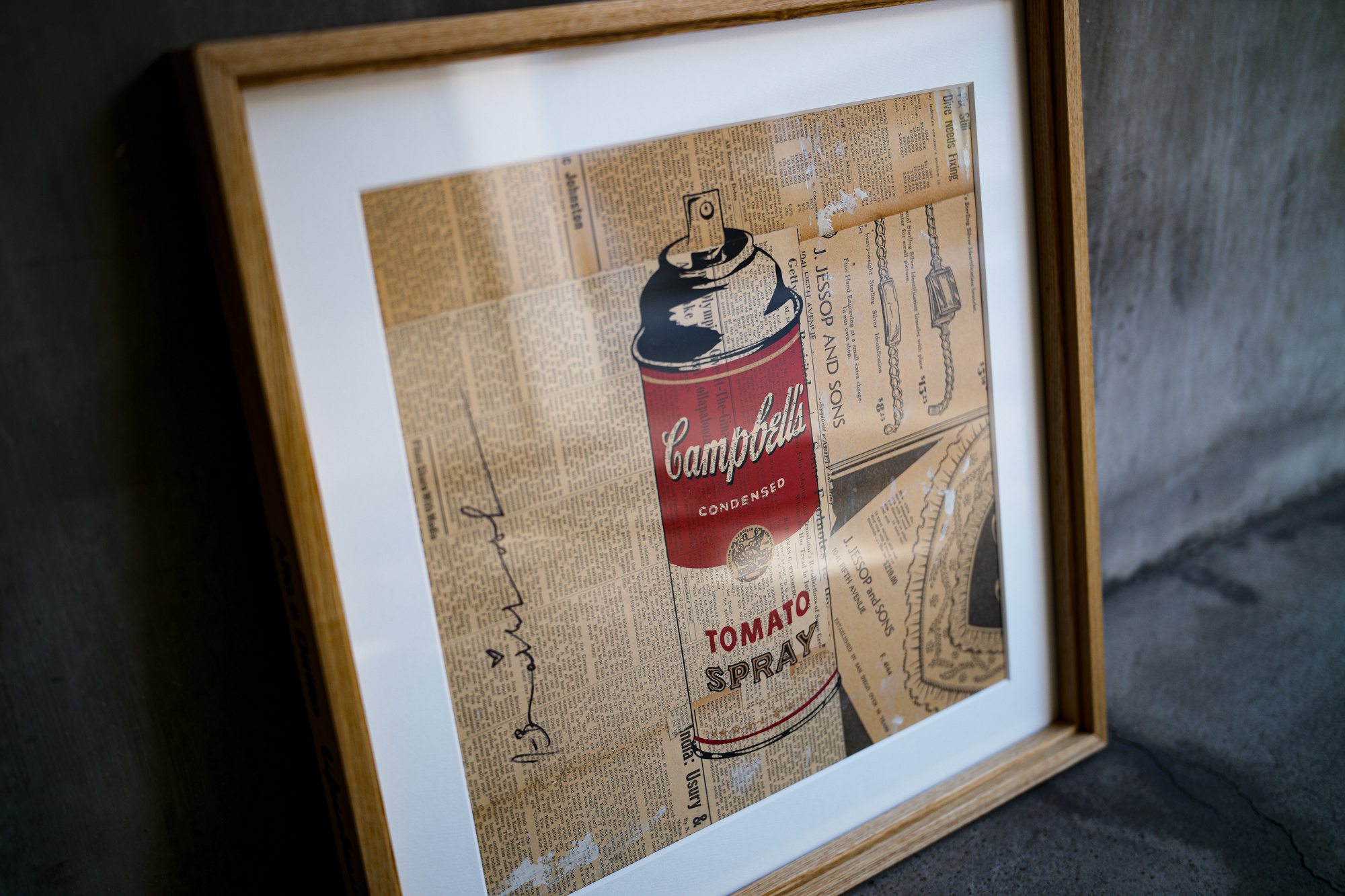 MR.BRAINWASH /// TOMATO SPRAY 2011 【UNIQUE , 1/1】 ミスターブレインウォッシュ アンディウォーホルの作品「トマトスープ」をスプレーに変え、グラフィックアーティおストである自らを象徴した作品。路上の犬たちの視線の先には、アーティスト「キースヘリング」の描いた犬が。アンディ・ウォーホルの再来、Banksy以来の超大物と称される、アーティストのみすたー・ブレインウォッシュ。約20年前にフランスからLAに渡り、映画製作のために撮影をしていたストリートアーテイストたちとの出会いが大きなきっかけとなり、本格的にアーティストとしての活動をスタートさせた。愛知 名古屋 Alto e Diritto altoediritto アルトエデリット ART アート 絵画 ミスターブレインウォッシュ Banksy バンクシー L/R エルアール BLACK REVOLUTION BLACK MADNESS