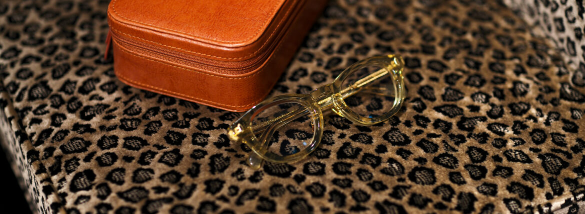 CASABLANCA SPECTACLES "STIFF" 18K GOLD CLEAR YELLOW × LIGHT GRAY LENS 2023 愛知 名古屋 Alto e Diritto altoediritto アルトエデリット カサブランカ 名古屋ポップアップストア 眼鏡 サングラス SUBPPOP STIFF BLUE BEAT ACE 「Mr.CASANOVA」のクリエイティブデザイナーを務める「山口啓祐」が、最高品質の素材を採用し、「トラディショナル」をコンセプトに設立。最高品質のアセテート、シルバー925を採用したパーツ、90%以上のチタンで構成されているTITAN-Pを採用するなど、最高品質の素材のみを厳選し、世界有数の眼鏡生産地である福井県鯖江市の職人による手作業によって製作されています。年齢を重ねると共に、着用する人の人生が反映されるアイウェアを提案します。Established in 2023 by Keisuke Yamaguchi, the creative designer of Mr. CASANOVA, using the highest quality materials and with the concept of "traditional. "We carefully select only the highest quality materials, such as parts made of the highest quality acetate, 925 silver, and TITAN-P, which is made of over 90% titanium, and handcraft eyewear by craftsmen in Sabae City, Fukui Prefecture. A brand that proposes eyewear that reflects the wearer’s life as they age. 「SUBPOP/サブポップ」「STIFF/スティッフ」「BLUE BEAT/ブルービート」「ACE/エース」