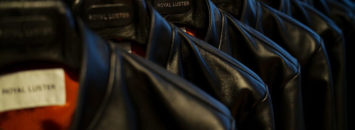 ROYAL LUSTER (ロイヤルラスター) Noah (ノア) DOUBLE RIDERS Calf Leather ダブルライダース ジャケット BLACK (ブラック) レザージャケット 愛知 名古屋 Alto e Diritto altoediritto アルトエデリット 発売開始 2022年11月20日土曜 12時～ ロイヤルラスターとは【最上の輝き】の意。ロック、パンクス、サヴィルロウスタイルまで、深い歴史のあるブリティッシュカルチャーにインスパイアされたラグジュアリーなモダンブリティシュスタイルを提案します。テーラーリングの源流である英国のエッセンスをレザーアイテムに組み込むことで、立体的でシャープなカッティングにより体を美しく包み込みます。熟練された職人により一切の妥協なく作らたプロダクトは厳選された最高級の素材のみを使用し、究極的にミニマルな男らしいラグジュアリーを表現しています。ロイヤルラスターは熟練された職人によるテーラーリングと最高峰のレザーを融合することを一つの解としています。プロダクトに携わる職人も一握りの熟練者に限られ生産数がごく僅かの為、殆ど市場に出回ることはありません。使い込むほどに上品な色気を纏うプロダクトは、着用する方に【最上の輝き】を与えてくれることを祈って作られたブランドなのです。Noah (ノア) 旧約聖書の創世記にある洪水物語の主人公。正義の人と神に認められたとされ、当モデルはその名を冠した。無駄のないクラシカルなダブルブレストのモーターサイクルジャケット。テーラーリングテクニックを踏襲したカッティング。フロント3ジップポケット(＋隠しポケット)ジップカフス、サイドアジャスター英国CLIX(クリックス)ファスナーを使用。