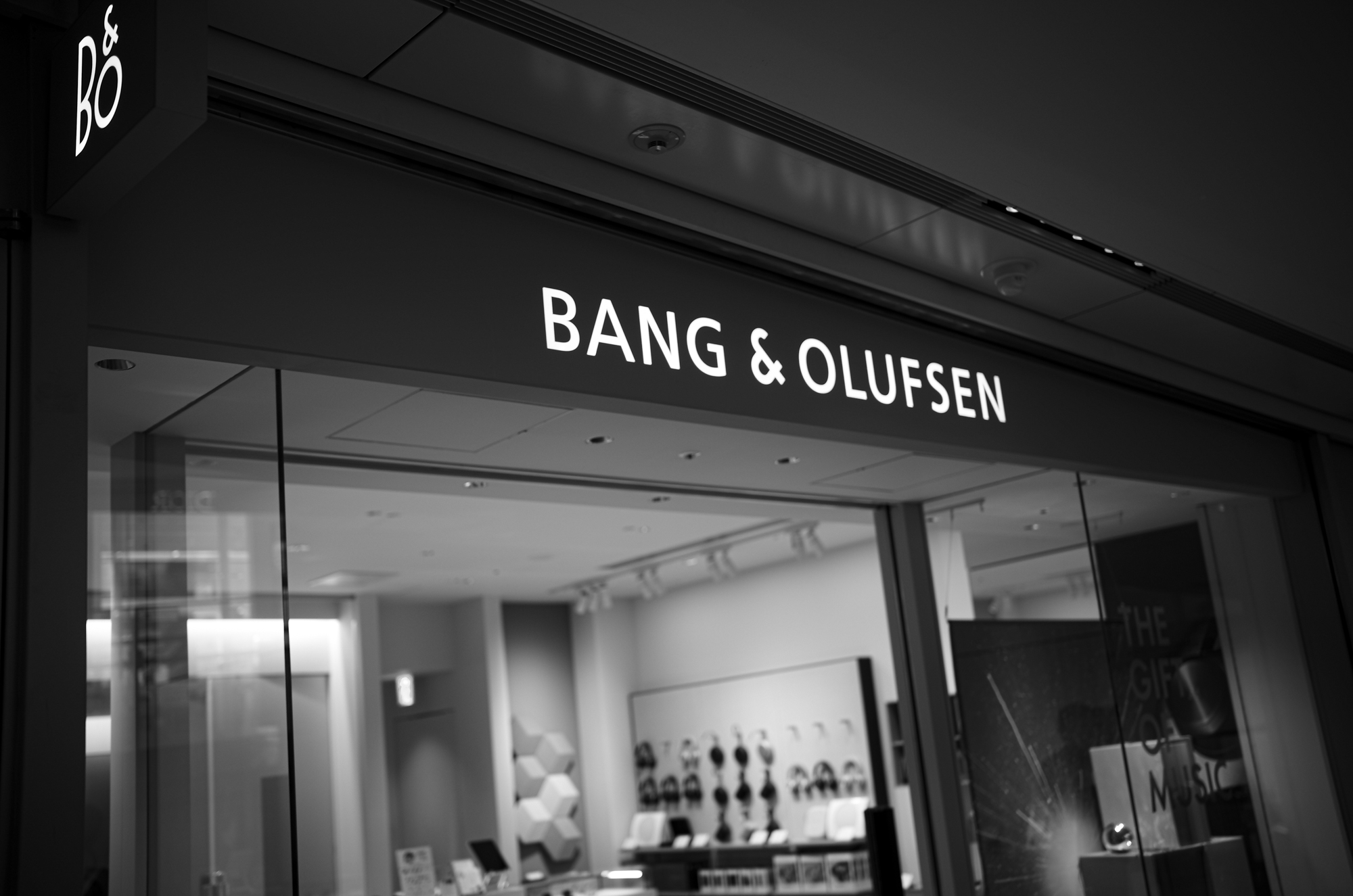 BANG&OLUFSEN Omotesando Hills バング＆オルフセン表参道　〒150-0001 東京都渋谷区神宮前４丁目１２−１０ 表参道ヒルズ 1F bangolufsenomotesando インスタグラム  Bang & Olufsen Omotesando オーディオ・ヴィジュアル機器販売店 表参道ヒルズ1階にある専門店です。 バング & オルフセンは1925年にデンマークで創業したオーディオビジュアルブランドです。これまでに18製品がMoMAのパーマネントコレクションに選ばれており、オーディオにおけるインダストリアルデザインの代表的存在として高く評価されています。愛知 名古屋 Alto e Diritto altoediritto アルトエデリット　BEOSOUND A9 BEOSOUND 2 BEOLAB 8 BEOLAB 18 BEOLAB 28 BEOSOUND SHAPE BEOLAB 90 BEOLAB 50 BEOLAB 19 BEOVISION HARMONY BEOVISION THEATRE BEOVISION CONTOUR テレビ スピーカー BEOPLAY EX ワイヤレスイヤホン Gold Tone  