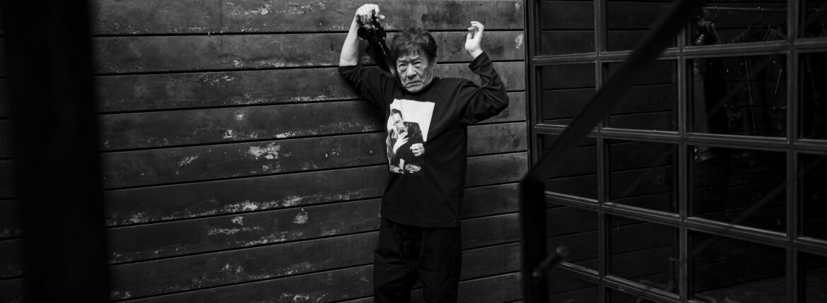 ISAMU KATAYAMA BACKLASH x FIXER x HERBIE YAMAGUCHI (バックラッシュ x フィクサー x ハービー山口) Joe with a roll up LONDON Photo Print T-shirt FIX-2117-01 フォトプリントTシャツ BLACK (ブラック) MADE IN JAPAN (日本製) 2024春夏【Special Model】 愛知 名古屋 Alto e Diritto altoediritto アルトエデリット