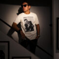 ISAMU KATAYAMA BACKLASH x FIXER x HERBIE YAMAGUCHI (イサムカタヤマバックラッシュ x フィクサー x ハービー山口) Joe with a roll up LONDON Photo Print T-shirt FIX-2117-01 フォトプリントTシャツ WHITE (ホワイト) MADE IN JAPAN (日本製) 2024 【WEB予約受付中】のイメージ