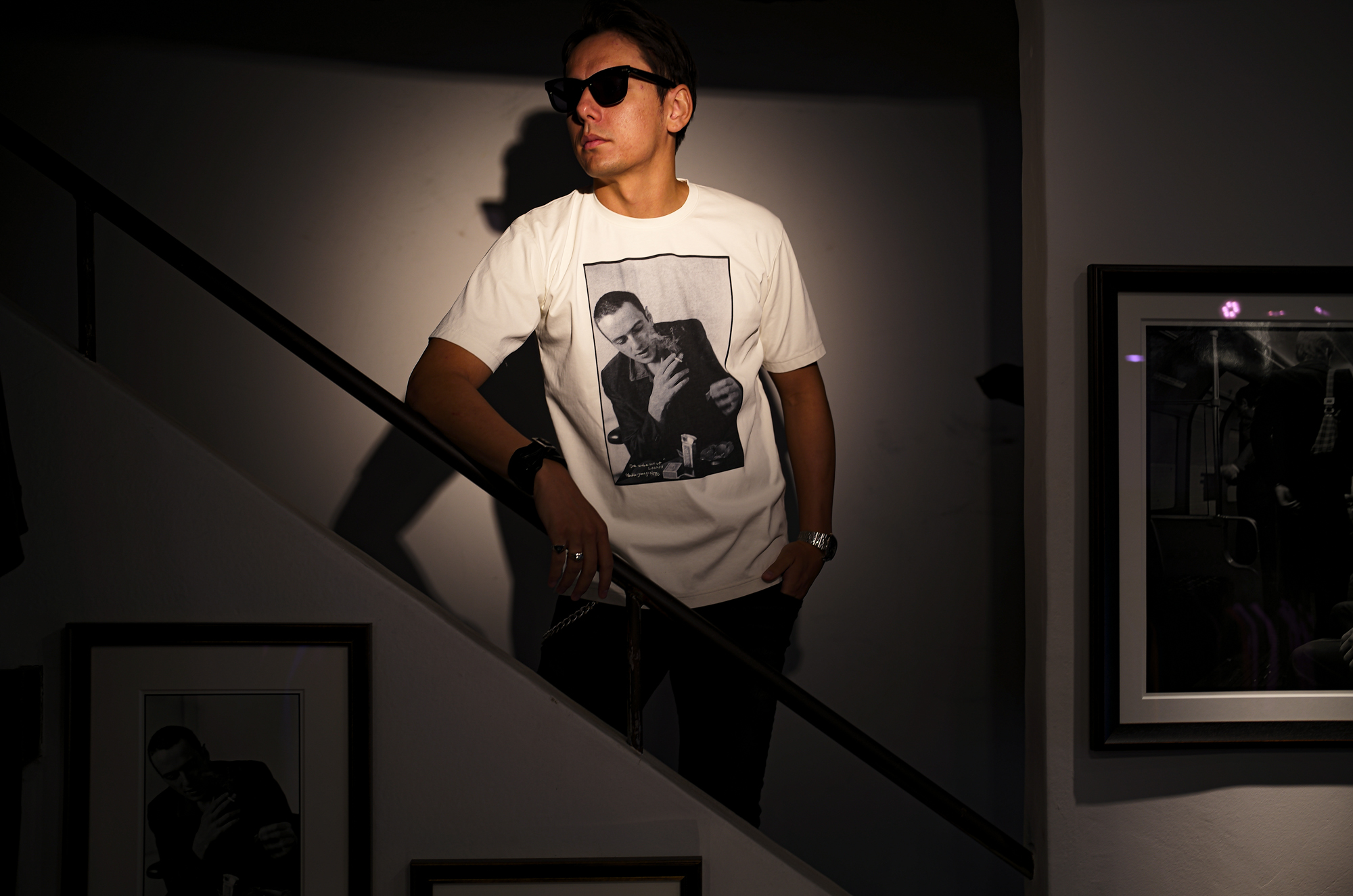 ISAMU KATAYAMA BACKLASH x FIXER x HERBIE YAMAGUCHI (イサムカタヤマバックラッシュ x フィクサー x ハービー山口) Joe with a roll up LONDON Photo Print T-shirt FIX-2117-01 フォトプリントTシャツ WHITE (ホワイト) MADE IN JAPAN (日本製) 2024 【WEBご予約開始】愛知 名古屋 Alto e Diritto altoediritto アルトエデリット