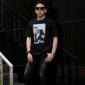ISAMU KATAYAMA BACKLASH x FIXER x HERBIE YAMAGUCHI (イサムカタヤマバックラッシュ x フィクサー x ハービー山口) Joe with a roll up LONDON Photo Print T-shirt FIX-2117-01 フォトプリントTシャツ BLACK (ブラック) MADE IN JAPAN (日本製) 2024 【WEB予約受付中】のイメージ