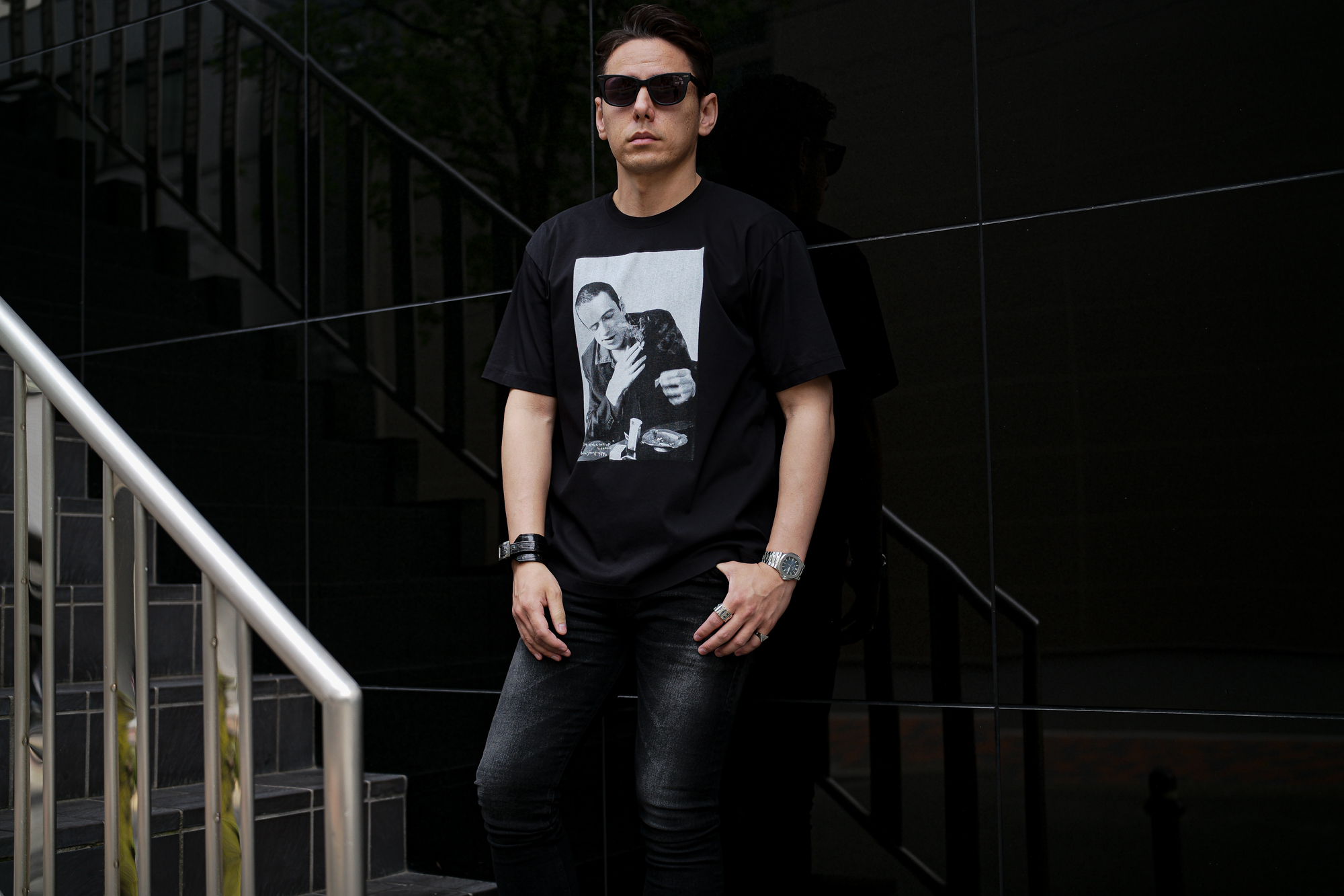 ISAMU KATAYAMA BACKLASH x FIXER x HERBIE YAMAGUCHI (イサムカタヤマバックラッシュ x フィクサー x ハービー山口) Joe with a roll up LONDON Photo Print T-shirt FIX-2117-01 フォトプリントTシャツ BLACK (ブラック) MADE IN JAPAN (日本製) 2024 【WEBご予約開始】愛知 名古屋 Alto e Diritto altoediritto アルトエデリット