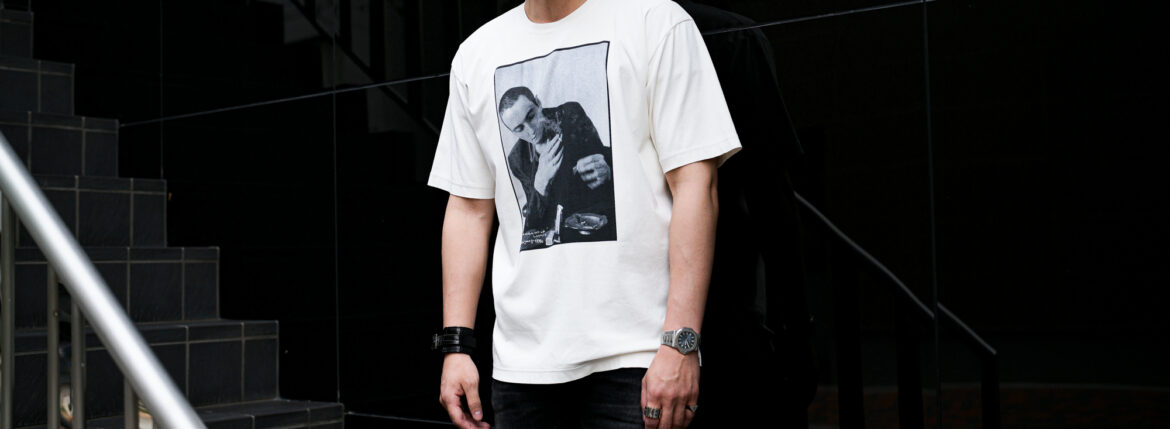 ISAMU KATAYAMA BACKLASH x FIXER x HERBIE YAMAGUCHI (イサムカタヤマバックラッシュ x フィクサー x ハービー山口) Joe with a roll up LONDON Photo Print T-shirt FIX-2117-01 フォトプリントTシャツ WHITE (ホワイト) MADE IN JAPAN (日本製) 2024 【WEB予約受付中】のイメージ