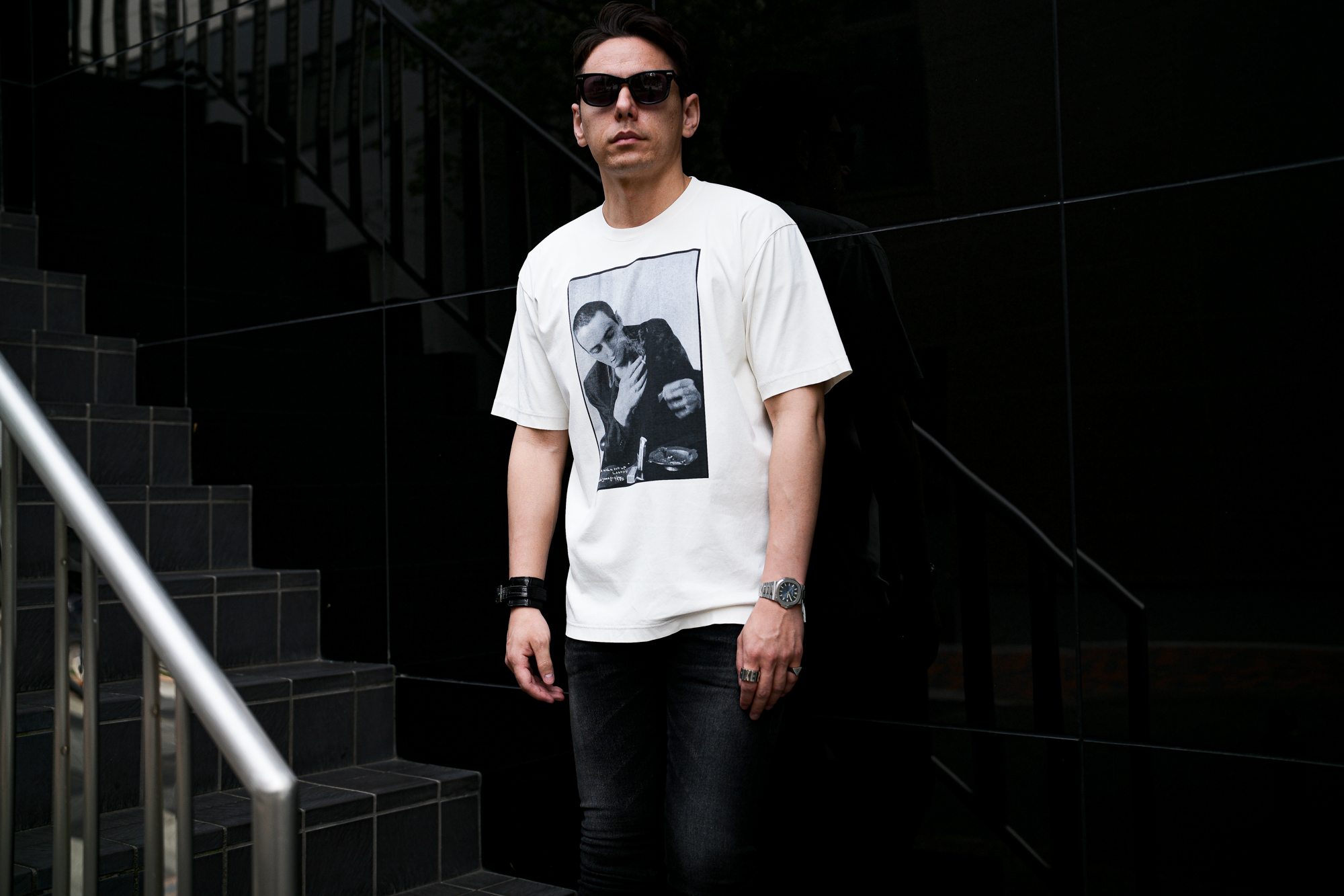 ISAMU KATAYAMA BACKLASH x FIXER x HERBIE YAMAGUCHI (イサムカタヤマバックラッシュ x フィクサー x ハービー山口) Joe with a roll up LONDON Photo Print T-shirt FIX-2117-01 フォトプリントTシャツ WHITE (ホワイト) MADE IN JAPAN (日本製) 2024 【WEBご予約開始】愛知 名古屋 Alto e Diritto altoediritto アルトエデリット