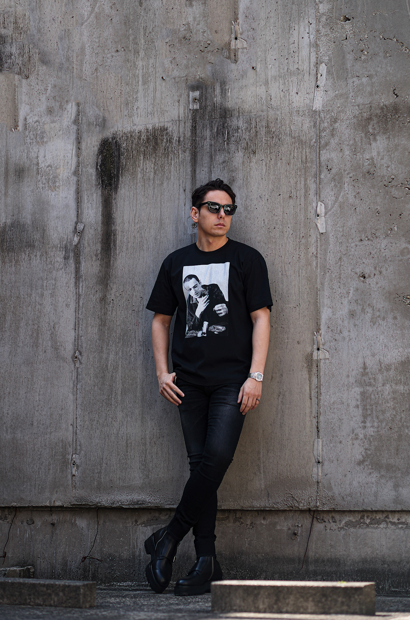 ISAMU KATAYAMA BACKLASH x FIXER x HERBIE YAMAGUCHI (イサムカタヤマバックラッシュ x フィクサー x ハービー山口) Joe with a roll up LONDON Photo Print T-shirt FIX-2117-01 フォトプリントTシャツ BLACK (ブラック) MADE IN JAPAN (日本製) 2024 【WEBご予約開始】愛知 名古屋 Alto e Diritto altoediritto アルトエデリット