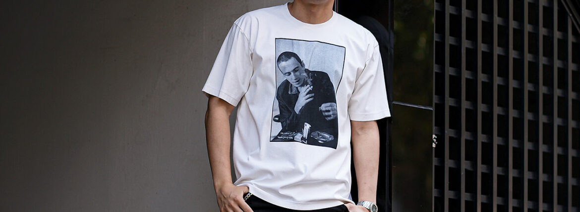 ISAMU KATAYAMA BACKLASH x FIXER x HERBIE YAMAGUCHI (イサムカタヤマバックラッシュ x フィクサー x ハービー山口) Joe with a roll up LONDON Photo Print T-shirt FIX-2117-01 フォトプリントTシャツ WHITE (ホワイト) MADE IN JAPAN (日本製) 2024 【WEBご予約開始】愛知 名古屋 Alto e Diritto altoediritto アルトエデリット