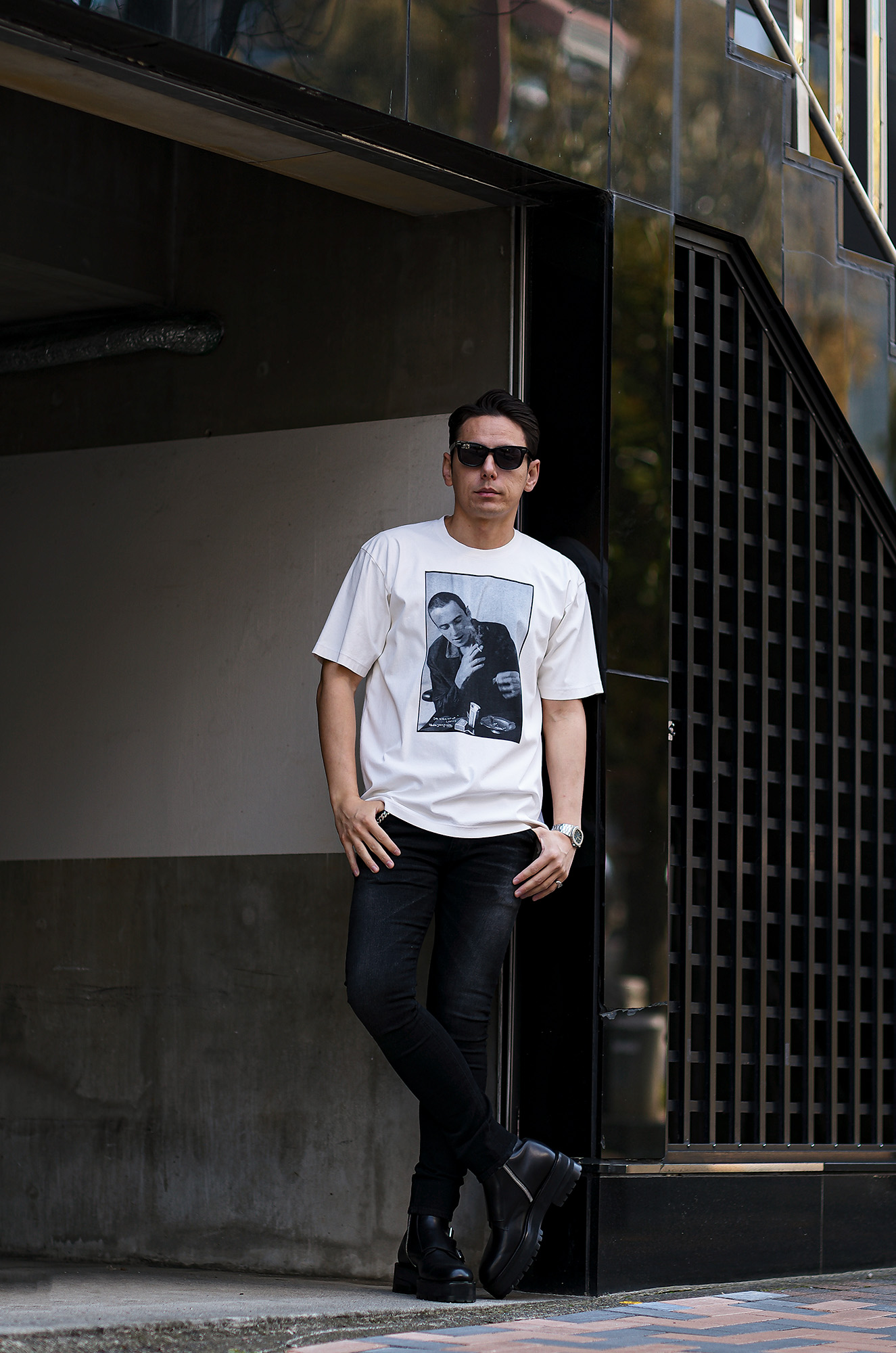 ISAMU KATAYAMA BACKLASH x FIXER x HERBIE YAMAGUCHI (イサムカタヤマバックラッシュ x フィクサー x ハービー山口) Joe with a roll up LONDON Photo Print T-shirt FIX-2117-01 フォトプリントTシャツ WHITE (ホワイト) MADE IN JAPAN (日本製) 2024 【WEBご予約開始】愛知 名古屋 Alto e Diritto altoediritto アルトエデリット