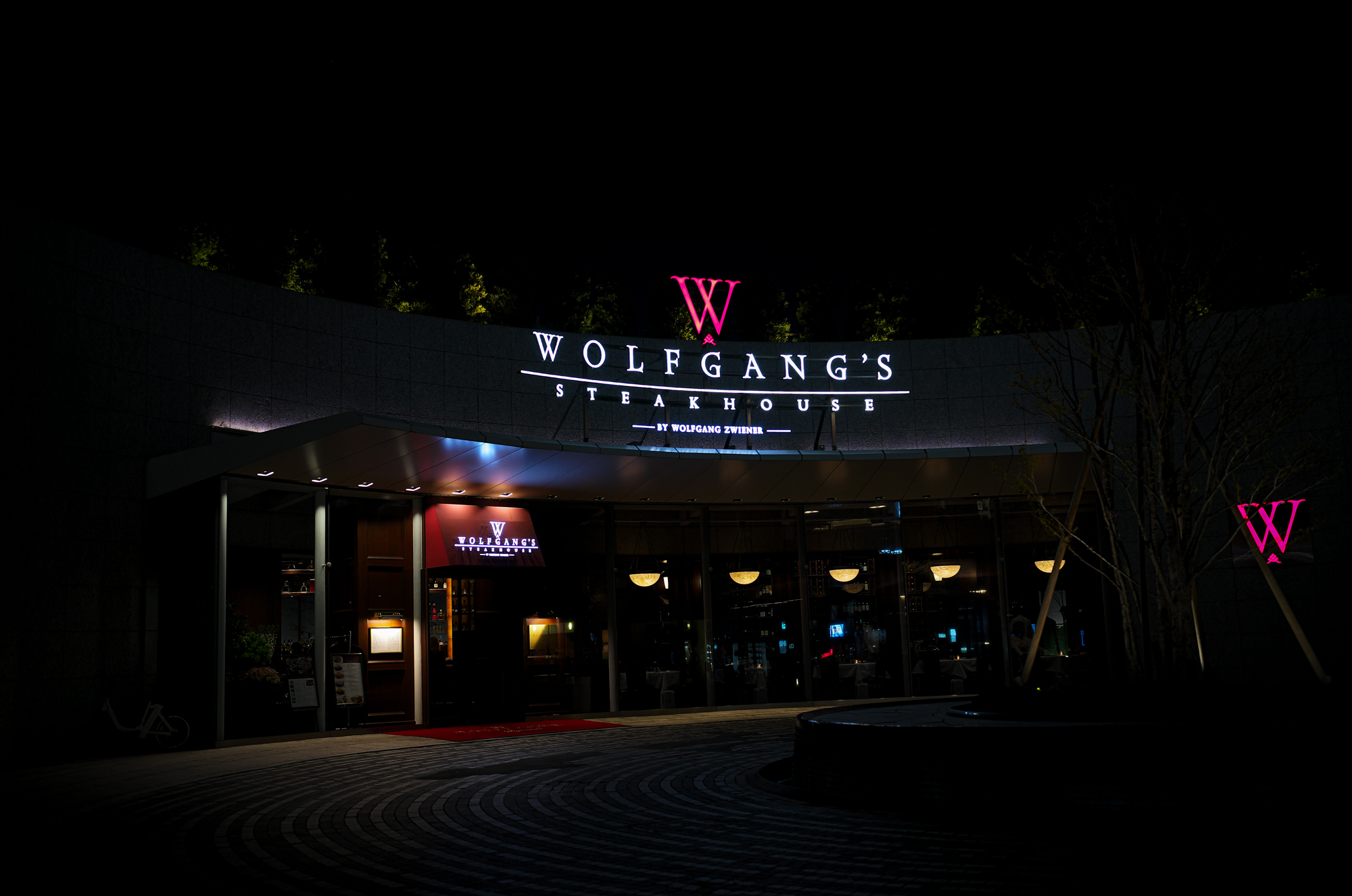 Wolfgang's Steakhouse Signature Aoyama WOLFGANS'S STEAKHOUSE ウルフギャング ステーキハウス Tボーンステーキ  東京都 港区 北青山 2-5-8　青山OM-SQUARE1F 03-5843-0822 100席 (ダイニング58席、個室A：10席、個室B：8席、バー＆ウイスキーラウンジ24席) BARONROUGE バロンルージュ 〒460-0008 愛知県名古屋市中区栄5丁目19番12 @nagoya_baronrouge 050-5872-9950 移転 renewal open 。大人がひっそりと訪れる酒と料理を嗜むお店 25年続くお店が少しだけ移転しリニューアルオープン。新築のビル2階に佇む大人のためのレストラン＆バー。大人の階段を上り重厚な扉を開けると1日の疲れをリセット。大人の日常にそっと手を差し伸べる程よい非日常空間。プロが作る美味い酒 と しっかり食べられる料理。酒だけでも 料理だけでも 会話だけでも お気軽に。初めてご来店の方も いつもの馴染みのお店にしてください。八乃助 ISAMUKATAYAMABACKLASH イサムカタヤマバックラッシュ 片山勇 バックラッシュ ATSUTA JINGU ///【LEICA M10-P ASC 100 Edition + SUMMILUX-M F1.4/50mm ASPH】2022年5月11日 火曜 熱田神宮 Wolfgang's Steakhouse Signature Aoyama WOLFGANS'S STEAKHOUSE ウルフギャング ステーキハウス Tボーンステーキ  東京都 港区 北青山 2-5-8　青山OM-SQUARE1F 03-5843-0822 100席 (ダイニング58席、個室A：10席、個室B：8席、バー＆ウイスキーラウンジ24席) THE RITZ-CARLTON TOKYO "CLUB LEVEL" // 2022.5.06-5.08 ザ・リッツ・カールトン クラブ®レベル ザ・リッツ・カールトンの最高峰のおもてなしを、最上級の空間と設備でご体験いただける「ザ・リッツ・カールトン クラブレベル」。そのおもてなしの中心となるクラブラウンジは、レジデンスをテーマにしたラウンジの概念を超えた空間です。 レセプション、ガーデンテラス、ダイニングルーム、ライブラリーラウンジの4つの エリアに分かれた「クラブラウンジ」では、時間帯によって多彩な趣きでお客様をお迎えいたしております。お客様のクラブレベルのステイをより快適なものにするクラブコンシェルジュは、お客様一人ひとりをお名前でお呼びし、それぞれのお好みに合わせたパーソナルなサービスをお届けいたします。お誕生日や記念日、プロポーズなど特別な日のご滞在には、ご要望に合わせて心に残るひとときを演出するプランをご提案します。 ザ・ロビーラウンジ ラウンジ ホテルの45階、お客様をお迎えするメインロビーに位置する「ザ・ロビーラウンジ」は、お待ち合わせや語らいの時間を特別なものにします。毎週金～日曜日の15時～16時20分の間、「ハープ＆アフタヌーンティー」を提供しております。確かな技術を有するハープ奏者が奏でる美しい音色を聴きながらペストリーシェフによるアフタヌーンティーをお召し上がり頂けます。夕暮れへと移ろいゆく美しい東京の景色と共に、ゆったりとした午後のひとときをお楽しみ下さい45階の開放的な空間で楽しむ伝統的なアフタヌーンティー ザ・リッツ・カールトン東京の45階、お客様をお迎えするメインロビーに位置する「ザ・ロビーラウンジ」は、お待ち合わせや語らいの時間を特別なものにします。 心地よいピアノの生演奏が流れるラグジュアリーな空間で、モダンなアフタヌーンティーセットや厳選された世界各地の茶葉によるティーセレクションと共に、優雅なひと時をお楽しみ下さい。東京の中心に位置する六本木というロケーションに相応しい、西洋と東洋のモダンな融合を表現したインテリアには、オリエンタルな紫、赤、モノトーンを基調とした配色や、和をモチーフとしたファブリックなどを用い、全体として和洋の調和を感じさせる空間となっており、時間の移ろいに合わせた生演奏が彩りを添えます。ISAIA Napoli TOKYO MIDTOWN イザイア ナポリ 東京ミッドタウン スーツ、ジャケット、シャツ、パンツ、シューズ、ネクタイ、チーフ、カバン 愛知 名古屋 Alto e Diritto altoediritto アルトエデリット 20224月19日 ミシュラン ヴァガボンド 2021年12月14日 LA VAGABONDE ラ・ヴァガボンド フレンチ フランス料理 鶴舞 ラヴァカボンド chef ryousuke iwamoto 岩本龍介 予約のとれないフレンチ 名店 美食家 放浪者 旅人 愛知県名古屋市中区千代田2丁目14-24 キャノンピア鶴舞 1F 愛知 名古屋 Alto e Diritto altoediritto アルトエデリット 超絶フレンチ ドレスコード ディナー 中華風家庭料理 ふーみん (表参道/中華料理)　〒107-0062 東京都港区南青山５丁目７−１７ 03-3498-4466　表参道・青山エリアの南青山の中華料理店、中華風家庭料理 ふーみんのオフィシャルページです　CHACOあまみや　千駄ヶ谷の有名なステーキ屋「CHACOあめみや」 炭焼きステーキ 〒151-0051 東京都渋谷区千駄ケ谷１丁目７−１２ 03-3402-6066 http://chacoamemiya.com/sp/ １９７９年（昭和５４年）に開店してから当時のままの姿の店内は重みを感じる。　（お客様からは「昭和の香りがする・・」と言われます）真っ白だった壁も年月を感じさせる趣がある。店内に入るとまず目に入るのが、大きな炭焼きの竈。営業当時からの肉の旨みを沢山吸い込んでいるかも・・・。１９７９年（昭和５４年）に開店してから当時のままの姿の店内は重みを感じる。　（お客様からは「昭和の香りがする・・」と言われます）真っ白だった壁も年月を感じさせる趣がある。店内に入るとまず目に入るのが、大きな炭焼きの竈。営業当時からの肉の旨みを沢山吸い込んでいるかも・・・。炭で焼かれたステーキのお皿は鉄板ではなく鋳物です。牛肉は融点が高いため冷めやすい鉄板ではすぐに肉が固くなってしまいます。チャコのお皿は長い時間温かいので柔らかい牛肉をゆっくりご賞味いただけます。ワイン片手に語らいながら心安らぐ美味しい時間をお過ごしください。LA BISBOCCIA　ラ・ビスボッチャ/LA BISBOCCIA (広尾/イタリアン) RISTORANTE LA BISBOCCIA 〒150-0013 東京都渋谷区恵比寿2-36-13 広尾MTRビル1F "イタリア政府公認レストラン"として選ばれた本格的イタリアン。スタッフもイタリア人が中心で、イタリアにいる気分になれそうな空間。 https://labisboccia.tokyo/ 愛知 名古屋 Vineria Cassini ヴィネリア カッシーニ 東別院 イタリアン 愛知県名古屋市中区伊勢山1-9-13 伊勢山ハイツ1F #1F Iseyamahaitsu, 1-9-13 Iseyama Naka-ku, Nagoya-shi, Aichi-ken 460-0026, Japan イタリアを旅するような気分で楽しむ郷土料理と様々なワイン "Vineria(ヴィネリア)とは、イタリア語でVino(ワイン)＋Osteria(食堂)を足した造語です。 イタリアの郷土料理とその土地で造られた様々なワインをイタリアを旅するような気分でお楽しみいただけます。 「イタリア現地の味」を目指した素材を生かすストレートかつ伝統的なイタリア料理をアラカルトもしくはコースでお楽しみください。 約200種類のイタリアワインの中から、ソムリエがベストなワインを選びます。お料理やお好みに合わせたグラスワインやワインコースもご用意しております。"2021年10月15日 煖 MEI メイ イタリアン 国際センター 名古屋市西区那古野1-23-2 四間道糸重3 mei-nagoya.com shikemichi サンタキアラ Santa Chiara コース 18時一斉スタート きのこ キノコ 森内敬子　モーゼ十戒　ナナツモリピノノワール 2016 pinot noir ドメーヌタカヒコ 曽我貴彦 北海道余市郡余市町登町1395  ワイン名古屋市東区徳川町　天然キノコ MEI 那古野 ネコ 猫　にゃんこ 愛知 名古屋 Alto e Diritto altoediritto アルトエデリット カウンター7席 えごま　味噌カツ ミソカツ みそかつ とんかつ 東別院 〒460-0021 愛知県名古屋市中区平和2丁目16-15 052-323-0963  鶴舞線のガード下にあるトンカツの美味しいお店 みそかつ えごま　和食 美奈登 ミナト 老舗焼肉店 神宮前/焼肉 レトロ モクモク 味噌ダレ とんちゃん 熱田 ホルモン ヤキニク とんねるず ペレ きたなシュラン 懐かし 名鉄堀田駅から徒歩20分 瑞穂区 〒467-0879 愛知県名古屋市瑞穂区平郷町2-6-2 LA VAGABONDE ラ・ヴァガボンド フレンチ フランス料理 鶴舞 ラヴァカボンド chef ryousuke iwamoto 岩本龍介 予約のとれないフレンチ 名店 美食家 放浪者 旅人 愛知県名古屋市中区千代田2丁目14-24 キャノンピア鶴舞 1F 愛知 名古屋 Alto e Diritto altoediritto アルトエデリット 超絶フレンチ ドレスコード ディナー STEAK HOUSE Beef Okuma ステーキハウス ビーフオークマ 名古屋店 霜降り黒毛和牛 サーロイン フィレ シャトーブリアン 仙台牛 宮城牛 近江牛 150g 200g ハンバーグ 松坂屋 名古屋店 愛知　名古屋 Alto e Diritto altoediritto  GW休暇 Alto e Diritto アルトエデリット altoediritto 愛知 名古屋 ゴールデンウィーク 休暇 炭火焼肉 煖  だん ダン 愛知 名古屋 焼き肉  名駅店 瑞穂本店 Alto e Diritto altoediritto アルトエデリット 夢 希望 Dream FREEMASONRY フリーメーソン AUDEMARS PIGUET オーデマピゲ SEX PISTOLS セックスピストルズ JOY DIVISION ジョイディヴィジョン DAVID BOWIE デヴィットボーウィ THE VELVET UNDERGROUND ザベルベットアンダーグラウンド THE ROLLING STONES ザローリングストーンズ QUEEN クイーン LED ZEPPELIN レッドツェッペリン Alto e Diritto アルトエデリット 愛知 名古屋 Italy MOORER ムーレー / BELVEST ベルベスト / ISAIA イザイア / LUCA GRASSIA ルカグラシア / Alfredo Rifugio アルフレードリフージオ / LARDINI ラルディーニ / De Petrillo デ・ペトリロ / TAGLIATORE タリアトーレ / Sealup シーラップ / EMMETI エンメティ / CINQUANTA チンクアンタ / SILENCE サイレンス / MOLEC モレック / Finamore フィナモレ / ORIAN オリアン / AVINO Laboratorio Napoletano アヴィーノ / INCOTEX インコテックス / INCOTEX SLACKS インコテックススラックス / PT TORINO ピーティートリノ / BERWICH ベルウィッチ / VIGANO ヴィガーノ / RICHARD J.BROWN リチャードJブラウン / FEDELI フェデーリ / MANRICO CASHMERE マンリコカシミヤ / ZANONE ザノーネ / Cruciani クルチアーニ / GRAN SASSO グランサッソ / Settefili Cashmere セッテフィーリカシミア / Girelli Bruni ジレリブルーニ / ENZO BONAFE エンツォボナフェ / FERRANTE フェランテ / GHOUD ゴード / ACATE アカーテ / Cisei シセイ / STEFANO RICCI ステファノリッチ / ALPO アル France Georges de Patricia ジョルジュドパトリシア / SAINT LAURENTサンローラン / CELINE セリーヌ / AUBERCY オーベルシー / lucien pellat-finet ルシアンペラフィネ / NATIONAL STANDARD ナショナルスタンダー U.S.A. South Paradiso Leather サウスパラディソ / JACQUESMARIEMAGE ジャックマリーマージュ / MARC MARMEL マークマーメル / WHITE'S BOOTS ホワイツブーツ / JUTTA NEUMANN ユッタニューマン England GRENFELL グレンフェル / J&M DAVIDSON ジェイアンドエムディヴィッドソン / JAMES GROSE ジェームスグロース / JOHN SMEDLEY ジョンスメドレー / Johnstons ジョンストンズ Other FIXER フィクサー / cuervo bopoha クエルボ ヴァローナ / BACKLASH The Line バックラッシュ ザライン / RIVORA リヴォラ / C.QP / Order Suit オーダースーツ 愛知 名古屋 Alto e Diritto altoediritto アルトエデリッライカM10 アポズミクロン 2021 October.27 21年目スタート 21年目からは楽しくゆっくりすごしてゆけたらなと思ってます ジョーストラマー 「10.26(tue)」,「10.27(wed)」 お休みとなります Thames LONDON / HERBIE YAMAGUCHI 1983 テムズ川 ロンドン ハービー山口 1983年 イギリス England イングランド 写真家 写真 Not Banksy ノットバンクシー BANKSY バンクシー 我々の敵はあなたの敵じゃない   共に生きよう LEICA // APO-SUMMICRON-M f2/35mm ASPH. ライカ アポ・ズミクロンM f2/35mm ASPH. 愛知 名古屋 Alto e Diritto altoediritto アルトエデリット 世界最高峰のレンズと称賛され続けているライカMレンズにおいて、アポ・ズミクロンM f2/35mm ASPH.もそのMレンズの名にふさわしい優れた性能を誇ります。さらに、アポ・ズミクロンMシリーズのレンズとしてはもちろんのこと、これまでにない新しいタイプのMレンズとして目をひく存在でもあります。その特長は、Mレンズの中で最短で唯一ともいえる最短撮影距離と、きわめてシャープな描写力、美しいボケ味、そして開放F値F2という明るさにあります。ドイツならではの高度な製造技術が生み出したこのレンズを活用すれば、M型カメラはもとより、「ライカSL2」や「ライカSL2-S」でも、優れた描写力を活用してあらゆるシーンでの撮影が楽しめます。 光学系の設計に全撮影距離で高画質が得られるフローティングシステムを採用しているため、近距離撮影でも高い描写力を発揮しながら、Mレンズでは唯一となるわずか30cmという最短撮影距離を実現しています。フォーカスリングの回転角は300°ときわめて大きく、最短撮影距離が短くなっているにも関わらず緻密なピント合わせが可能です。開放値はF2.0という明るさで、クリエイティブな作品づくりも多彩に楽しめます。その時々の貴重な瞬間を、ライカらしい高品位な写真として記録することができます。イギリスの写真家ヒュー・ジョン氏は、ポートレート撮影でもアポ・ズミクロンM f2/35mm ASPH.が威力を発揮することを実感しました。「被写界深度がこれほど浅くなるとは驚きました。まつげの部分が驚くほどシャープに描写され、そこから徐々にボケていく。これは元のサイズのまま一部をトリミングしたものですが、85mm、いや、105mmのレンズで撮影したかのような仕上がりです！」「アポ・ズミクロンM f2/35mm ASPH.は、美しいボケ味でポートレート写真に新たな可能性をもたらすレンズですね。それに接写もこなせるので、まさにオールラウンドな1本だと言えます。色の再現性も絶妙で、シャープな解像感も素晴らしい。これさえあれば他のレンズはいらないと言ってもいいかもしれません！」2021年8月18日 Leica Nagoya ライカ松坂屋名古屋店 ライカ名古屋 460-8430 愛知県中区栄3-16-1 松坂屋名古屋店 北館3Ｆ 052-264-2840 入鹿池　いるかいけ 名古屋近郊のボート釣りのメッカ 愛知県犬山市の入鹿、飛騨木曽川国定公園内にある人工の農業用ため池 わかさぎ釣り・ブラックバス釣りなら入鹿池にある見晴茶屋へ https://inuyama.gr.jp/miharashi.html 犬山観光情報  ワカサギやブラックバス釣りのメッカとして知られる入鹿池 ブラックバス釣果 犬山名物 でんがく 五平餅 見晴茶屋 愛知県犬山市堤下60 蓬ぜん 犬山 犬山口 愛知 名古屋名物 ひつまぶし http://houzen.s-d.jp/index.html 犬山城 ミシュランガイド愛知2019 あつた蓬莱軒 22年間修行 店主 うなぎ ウナギ 鰻 愛知県犬山市上坂町4-168 0568-39-5077 犬山市観光協会 ミシュラン 博多串焼き 八乃助  焼き鳥 焼鳥 愛知 名古屋 とみやBLOG 富屋酒店 とみやBLOG ライカ LEICA LEICA M10-p ASC100 EDITION ライカM10-P ズミルックス 2021年7月27日 煖 MEI メイ イタリアン 国際センター 名古屋市西区那古野1-23-2 四間道糸重3 mei-nagoya.com shikemichi サンタキアラ Santa Chiara コース 18時一斉スタート きのこ キノコ 森内敬子　モーゼ十戒　ナナツモリピノノワール 2016 pinot noir ドメーヌタカヒコ 曽我貴彦 北海道余市郡余市町登町1395  ワイン名古屋市東区徳川町　天然キノコ MEI 那古野 ネコ 猫　にゃんこ 愛知 名古屋 Alto e Diritto altoediritto アルトエデリット カウンター7席 えごま　味噌カツ ミソカツ みそかつ とんかつ 東別院 〒460-0021 愛知県名古屋市中区平和2丁目16-15 052-323-0963  鶴舞線のガード下にあるトンカツの美味しいお店 みそかつ えごま　和食 美奈登 ミナト 老舗焼肉店 神宮前/焼肉 レトロ モクモク 味噌ダレ とんちゃん 熱田 ホルモン ヤキニク とんねるず ペレ きたなシュラン 懐かし 名鉄堀田駅から徒歩20分 瑞穂区 〒467-0879 愛知県名古屋市瑞穂区平郷町2-6-2 LA VAGABONDE ラ・ヴァガボンド フレンチ フランス料理 鶴舞 ラヴァカボンド chef ryousuke iwamoto 岩本龍介 予約のとれないフレンチ 名店 美食家 放浪者 旅人 愛知県名古屋市中区千代田2丁目14-24 キャノンピア鶴舞 1F 愛知 名古屋 Alto e Diritto altoediritto アルトエデリット 超絶フレンチ ドレスコード ディナー STEAK HOUSE Beef Okuma ステーキハウス ビーフオークマ 名古屋店 霜降り黒毛和牛 サーロイン フィレ シャトーブリアン 仙台牛 宮城牛 近江牛 150g 200g ハンバーグ 松坂屋 名古屋店 愛知　名古屋 Alto e Diritto altoediritto  GW休暇 Alto e Diritto アルトエデリット altoediritto 愛知 名古屋 ゴールデンウィーク 休暇 炭火焼肉 煖  だん ダン 愛知 名古屋 焼き肉  名駅店 瑞穂本店 Alto e Diritto altoediritto アルトエデリット 夢 希望 Dream FREEMASONRY フリーメーソン AUDEMARS PIGUET オーデマピゲ SEX PISTOLS セックスピストルズ JOY DIVISION ジョイディヴィジョン DAVID BOWIE デヴィットボーウィ THE VELVET UNDERGROUND ザベルベットアンダーグラウンド THE ROLLING STONES ザローリングストーンズ QUEEN クイーン LED ZEPPELIN レッドツェッペリン Alto e Diritto アルトエデリット 愛知 名古屋 Italy MOORER ムーレー / BELVEST ベルベスト / ISAIA イザイア / LUCA GRASSIA ルカグラシア / Alfredo Rifugio アルフレードリフージオ / LARDINI ラルディーニ / De Petrillo デ・ペトリロ / TAGLIATORE タリアトーレ / Sealup シーラップ / EMMETI エンメティ / CINQUANTA チンクアンタ / SILENCE サイレンス / MOLEC モレック / Finamore フィナモレ / ORIAN オリアン / AVINO Laboratorio Napoletano アヴィーノ / INCOTEX インコテックス / INCOTEX SLACKS インコテックススラックス / PT TORINO ピーティートリノ / BERWICH ベルウィッチ / VIGANO ヴィガーノ / RICHARD J.BROWN リチャードJブラウン / FEDELI フェデーリ / MANRICO CASHMERE マンリコカシミヤ / ZANONE ザノーネ / Cruciani クルチアーニ / GRAN SASSO グランサッソ / Settefili Cashmere セッテフィーリカシミア / Girelli Bruni ジレリブルーニ / ENZO BONAFE エンツォボナフェ / FERRANTE フェランテ / GHOUD ゴード / ACATE アカーテ / Cisei シセイ / STEFANO RICCI ステファノリッチ / ALPO アル France Georges de Patricia ジョルジュドパトリシア / SAINT LAURENTサンローラン / CELINE セリーヌ / AUBERCY オーベルシー / lucien pellat-finet ルシアンペラフィネ / NATIONAL STANDARD ナショナルスタンダー U.S.A. South Paradiso Leather サウスパラディソ / JACQUESMARIEMAGE ジャックマリーマージュ / MARC MARMEL マークマーメル / WHITE'S BOOTS ホワイツブーツ / JUTTA NEUMANN ユッタニューマン England GRENFELL グレンフェル / J&M DAVIDSON ジェイアンドエムディヴィッドソン / JAMES GROSE ジェームスグロース / JOHN SMEDLEY ジョンスメドレー / Johnstons ジョンストンズ Other FIXER フィクサー / cuervo bopoha クエルボ ヴァローナ / BACKLASH The Line バックラッシュ ザライン / RIVORA リヴォラ / C.QP / Order Suit オーダースーツ 愛知 名古屋 Alto e Diritto altoediritto アルトエデリット