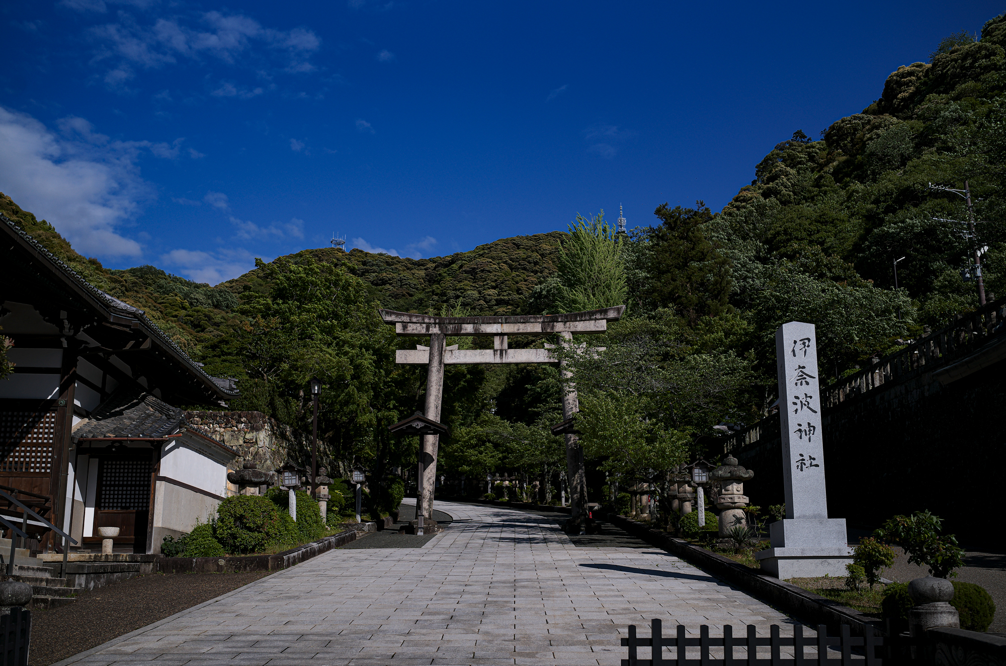 伊奈波神社 〒500-8043 岐阜県岐阜市伊奈波通り1の1　Tel.058‐262‐5151　FAX.058‐262‐5153　inaba_jinja 伊奈波神社（いなばじんじゃ）は、岐阜県岐阜市伊奈波通りにある神社。式内社論社、美濃国三宮で、旧社格は国幣小社。2015年（平成27年）4月24日、「信長公のおもてなし」が息づく戦国城下町・岐阜 」の構成文化財として日本遺産に認定される[1]。祭神垂仁天皇の第一皇子で、この地の開拓神である五十瓊敷入彦命（いにしきいりひこのみこと）を主祭神とし、妃の淳熨斗媛命（ぬのしひめのみこと）、母の日葉酢媛命（ひばすひめのみこと）、外祖父の彦多都彦命（ひこたつひこのみこと、稲葉国造の祖）、臣下の物部十千根命（もののべのとちねのみこと）を配祀する。これらの神を伊奈波大神と総称する。社伝によれば、五十瓊敷入彦命は朝廷の命により奥州を平定したが、五十瓊敷入彦命の成功を妬んだ陸奥守豊益の讒言により、朝敵とされて現在の伊奈波神社の地で討たれたという。歴史　社伝によれば、景行天皇14年、武内宿禰が稲葉山北西の椿原（現在の岐阜公園内の丸山）に五十瓊敷入彦命を祀ったのに始まるとされる。壬申の乱の際に天武天皇が当社に戦勝を祈願したという。天文8年（1539年）、斎藤道三が稲葉山に稲葉山城を築城するにあたり、現在地に遷座した。この際、その地にあった物部十千根命を祀る物部神社を合祀し、稲葉山城の鎮守とした。以降も、岐阜の総産土神として篤い崇敬を受けた。明治6年に県社に列格し、昭和14年に国幣小社に昇格した。戦後の昭和27年7月に岐阜県神社庁より県神社庁長参向指定神社（金幣社）の指定を受ける、『延喜式神名帳』では、美濃国厚見郡の神社として「伊奈波神社」の社名は記されていないが小社として「物部神社」の社名があり、これが当社に合祀された物部神社であるとされる。あるいは、当社自体が式内・物部神社であるとする説もある。『美濃国神名帳』には「正一位 伊奈波大神」「従五位下 物部明神」と記載されている。