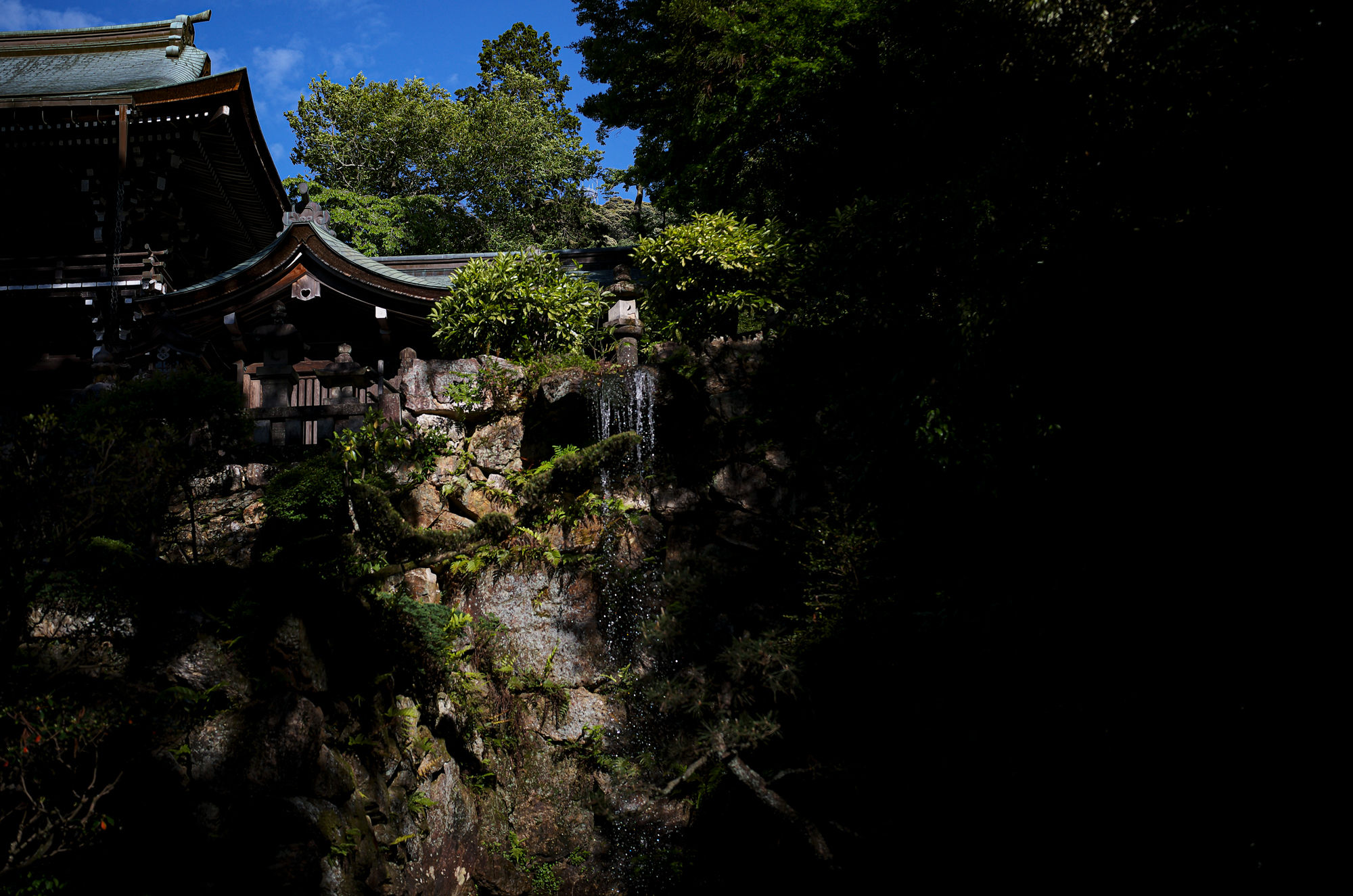 伊奈波神社 〒500-8043 岐阜県岐阜市伊奈波通り1の1　Tel.058‐262‐5151　FAX.058‐262‐5153　inaba_jinja 伊奈波神社（いなばじんじゃ）は、岐阜県岐阜市伊奈波通りにある神社。式内社論社、美濃国三宮で、旧社格は国幣小社。2015年（平成27年）4月24日、「信長公のおもてなし」が息づく戦国城下町・岐阜 」の構成文化財として日本遺産に認定される[1]。祭神垂仁天皇の第一皇子で、この地の開拓神である五十瓊敷入彦命（いにしきいりひこのみこと）を主祭神とし、妃の淳熨斗媛命（ぬのしひめのみこと）、母の日葉酢媛命（ひばすひめのみこと）、外祖父の彦多都彦命（ひこたつひこのみこと、稲葉国造の祖）、臣下の物部十千根命（もののべのとちねのみこと）を配祀する。これらの神を伊奈波大神と総称する。社伝によれば、五十瓊敷入彦命は朝廷の命により奥州を平定したが、五十瓊敷入彦命の成功を妬んだ陸奥守豊益の讒言により、朝敵とされて現在の伊奈波神社の地で討たれたという。歴史　社伝によれば、景行天皇14年、武内宿禰が稲葉山北西の椿原（現在の岐阜公園内の丸山）に五十瓊敷入彦命を祀ったのに始まるとされる。壬申の乱の際に天武天皇が当社に戦勝を祈願したという。天文8年（1539年）、斎藤道三が稲葉山に稲葉山城を築城するにあたり、現在地に遷座した。この際、その地にあった物部十千根命を祀る物部神社を合祀し、稲葉山城の鎮守とした。以降も、岐阜の総産土神として篤い崇敬を受けた。明治6年に県社に列格し、昭和14年に国幣小社に昇格した。戦後の昭和27年7月に岐阜県神社庁より県神社庁長参向指定神社（金幣社）の指定を受ける、『延喜式神名帳』では、美濃国厚見郡の神社として「伊奈波神社」の社名は記されていないが小社として「物部神社」の社名があり、これが当社に合祀された物部神社であるとされる。あるいは、当社自体が式内・物部神社であるとする説もある。『美濃国神名帳』には「正一位 伊奈波大神」「従五位下 物部明神」と記載されている。