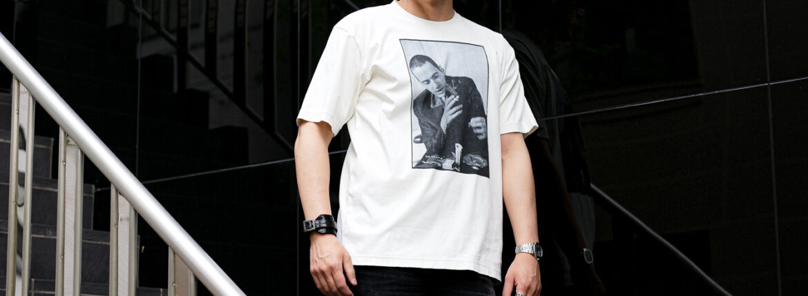 ISAMU KATAYAMA BACKLASH x FIXER x HERBIE YAMAGUCHI (イサムカタヤマバックラッシュ x フィクサー x ハービー山口) Joe with a roll up LONDON Photo Print T-shirt FIX-2117-01 フォトプリントTシャツ WHITE (ホワイト) MADE IN JAPAN (日本製) 2024 【WEB予約受付中】のイメージ