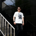 ISAMU KATAYAMA BACKLASH x FIXER x HERBIE YAMAGUCHI (イサムカタヤマバックラッシュ x フィクサー x ハービー山口) Joe with a roll up LONDON Photo Print T-shirt FIX-2117-01 フォトプリントTシャツ WHITE (ホワイト) MADE IN JAPAN (日本製) 2024 【WEB予約受付中】のイメージ
