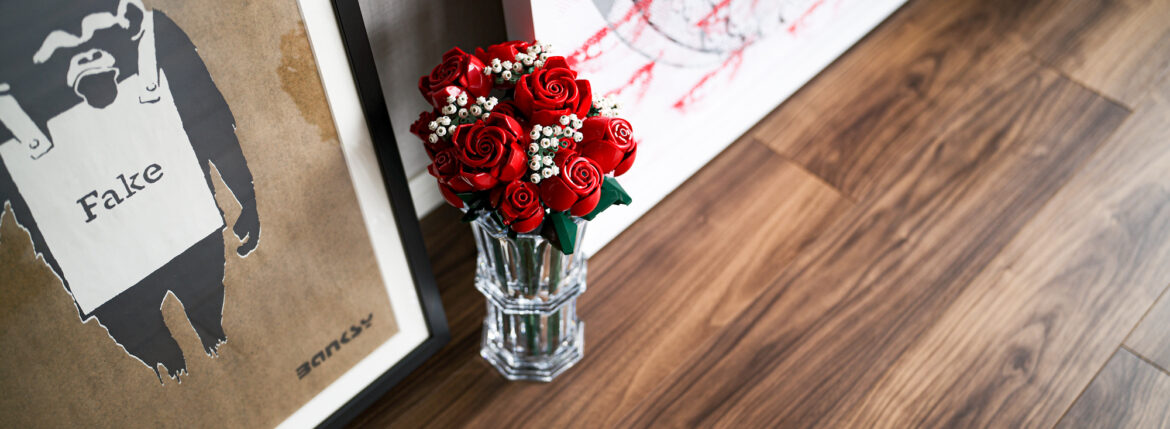 "LEGO" Bouquet of Roses × "Baccarat" HARCOURT STRAIGHT VASE M レゴ バラのブーケ　美しいバラの花束をレゴスタイルで　大人のためのレゴ®アイコン バラのブーケ組み立てセットは、ご家庭やオフィスに華やかな彩りを添えるエレガントなディスプレイモデルです　リラクゼーションのひととき　バラの花のディテールをひとつずつ丁寧に組み立て、さらに究極の美を求めて配置をアレンジしていく過程で、無我の境地をふと感じられるかも知れません。華やかなホームデコ　赤いバラの枝12本、カスミソウ4本が入っています。アルクール ストレートベース　バカラのアイコンである「アルクール」グラスのデザインの特徴であるフラットカットや多角形、三段のボタン装飾などはそのままに、モダンでスタイリッシュなテイストを加えたベース。バカラの主幹デザイナー、トーマ・バスティードによるデザインです。 バカラのアイコンである「アルクール」グラスのデザインの特徴であるフラットカットや多角形、三段のボタン装飾などはそのままに、モダンでスタイリッシュなテイストを加えたベース。バカラの主幹デザイナー、トーマ・バスティードによるデザインです。口元にかけてのゆるやかな広がりでボリュームのあるブーケも美しく収めることができ、また背が高く筒型のシェイプで長い茎の植物をダイナミックに生けることができます。