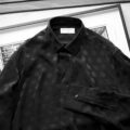 SAINT LAURENT MATTE AND SHINY DOTTED SILK YVES COLLAR SHIRT NOIR CRAIEのイメージ