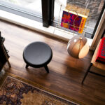 3 FAUTEUIL GRAND CONFORT, GRAND MODELE // 524 TABOURET BERGER // Isamu Noguchi AKARI 75005 1AB // 699 SUPERLEGGERA 愛知 名古屋 Cassina カッシーナ 699 SUPERLEGGERAスーパーレジェーラ チェア Gio Ponti 1891-1979 イタリアの建築家、デザイナー 1891年イタリア、ミラノに生まれる。1923年ミラノ工科大学卒業後、1930年まで陶磁器メーカー・リチャード・ジノリ社でアートディレクターを務めます。その後、自身の建築事務所を設立し公共施設の設計などを手掛けます。1928年建築・デザイン誌「ドムス」を創刊し、初代編集長に就任し、国内外のデザイン界に多大な影響を与えます。多岐に渡る重要なデザインシーンに携わり、戦後のイタリアデザイン界を牽引した偉業から「イタリア建築・デザインの父」と称されるデザイナーです。ジオ・ポンティによってデザインされたアームレスチェア。1952年から開発が始まり、1957年に完成するまで非常に長い歳月がかかりました。極限まで削ぎ落とされた幅18mmの三角形フレームと、重さ1700グラムという軽量の椅子は、堅固さと軽さを完璧なバランスで仕上げています。座の籐は手編みで、ひとつひとつ丁寧に作られ、発売から半世紀以上にわたって人気のロングセラーとなっています。Cassina カッシーナ 3 FAUTEUIL GRAND CONFORT, GRAND MODELE /// FEATHER PADDING , FZ LEATHER , 3 SEATER LC3 LE CORBUSIER,PIERRE JEANNERET,CHARLOTTE PERRIAND ル・コルビュジエ、ピエール・ジャンヌレ、シャルロット・ペリアン 3人掛け W2370×D730×H605(SH420) フェザーパッディング 愛知 名古屋 Alto e Diritto altoediritto アルトエデリット フェザーパッディング フレーム＝スティールパイプ・クロムめっき仕上 座クッション＝モールドポリウレタンフォーム・ポリウレタンフォーム・フェザーパッディング 背・アームクッション＝フェザーパッディング 脚端＝グライド 3 FAUTEUIL GRAND CONFORT, GRAND MODELEフォートゥイユ グラン コンフォール グラン モデル ソファ グランコンフォールと呼ばれるLC2ソファから派生し、シングルクッションで構成されたシリーズ。LC2より幅と奥行きを共に大きく、逆に高さと座高は低くデザインされており、掛け心地も全く違ったソファです。シングルクッションで、ゆったりと余裕のある座り心地を実現。クッションはポリエステルとフェザー、張地はレザーとファブリックのどちらも可能です。また片側だけアームを付けた「Meridienne（カウチ）」はシャルロット・ペリアンの1928年のスケッチをもとに開発しました。I MAESTRI COLLECTION イ・マエストリ・コレクションは、かつて、近代建築の巨匠たちが創りだした、家具の傑作の数々を現代に蘇らせ、生産・販売しているものです。いわゆるモダニズムの時代に、最も著名な建築家によって生み出されたこれらの家具は、ものとしての確固たる存在価値があります。 また、現在においては創意創作の模範となる名品が揃っています。そして、これらには時代を越えて受け継がれるべき、高い文化的価値もあります。カッシーナ社では、ル・コルビュジエが存命中であった1964年、彼がデザインした一連の家具の製造を正式に認可されたことから、イ・マエストリ・コレクションをスタート。その後ヘーリット・トーマス・リートフェルト（1971年）、チャールズ・レニー・マッキントッシュ（1972年）、エリック・グンナール・アスプルンド（1981年）、フランク・ロイド・ライト（1985年）、シャルロット・ペリアン（2004年）、そしてフランコ・アルビニ（2008年）がシリーズに加わりました。 このプロジェクトは、ナポリ大学建築学部教授のフィリッポ・アリソン氏の永年にわたる厳密な研究・分析と、カッシーナ社との密接な協力関係の賜物として実現したものです。再生されたこれらのシリーズからは、偉大な巨匠たちの精神を感じ、見いだすことができるのです。イ・マエストリ・コレクションはこのアリソン氏を始め、著作権継承者による厳格なる指導とオーソリゼーションのもとに、カッシーナ社の確かな技術力をもって製作されています。また、カッシーナの創造哲学と啓蒙的な側面を持つ文化活動、パブリシティーなどによって支えられております。/wp-content/uploads/2024/05/3fauteuilgrandconfortgrandmodele-featherpadding-fzleather-3seater-altoediritto-nagoya-2024521.jpg" alt="Cassina カッシーナ 3 FAUTEUIL GRAND CONFORT, GRAND MODELE /// FEATHER PADDING , FZ LEATHER , 3 SEATER LC3 LE CORBUSIER,PIERRE JEANNERET,CHARLOTTE PERRIAND ル・コルビュジエ、ピエール・ジャンヌレ、シャルロット・ペリアン 3人掛け W2370×D730×H605(SH420) フェザーパッディング 愛知 名古屋 Alto e Diritto altoediritto アルトエデリット フェザーパッディング フレーム＝スティールパイプ・クロムめっき仕上 座クッション＝モールドポリウレタンフォーム・ポリウレタンフォーム・フェザーパッディング 背・アームクッション＝フェザーパッディング 脚端＝グライド 3 FAUTEUIL GRAND CONFORT, GRAND MODELEフォートゥイユ グラン コンフォール グラン モデル ソファ グランコンフォールと呼ばれるLC2ソファから派生し、シングルクッションで構成されたシリーズ。LC2より幅と奥行きを共に大きく、逆に高さと座高は低くデザインされており、掛け心地も全く違ったソファです。シングルクッションで、ゆったりと余裕のある座り心地を実現。クッションはポリエステルとフェザー、張地はレザーとファブリックのどちらも可能です。また片側だけアームを付けた「Meridienne（カウチ）」はシャルロット・ペリアンの1928年のスケッチをもとに開発しました。I MAESTRI COLLECTION イ・マエストリ・コレクションは、かつて、近代建築の巨匠たちが創りだした、家具の傑作の数々を現代に蘇らせ、生産・販売しているものです。いわゆるモダニズムの時代に、最も著名な建築家によって生み出されたこれらの家具は、ものとしての確固たる存在価値があります。 また、現在においては創意創作の模範となる名品が揃っています。そして、これらには時代を越えて受け継がれるべき、高い文化的価値もあります。カッシーナ社では、ル・コルビュジエが存命中であった1964年、彼がデザインした一連の家具の製造を正式に認可されたことから、イ・マエストリ・コレクションをスタート。その後ヘーリット・トーマス・リートフェルト（1971年）、チャールズ・レニー・マッキントッシュ（1972年）、エリック・グンナール・アスプルンド（1981年）、フランク・ロイド・ライト（1985年）、シャルロット・ペリアン（2004年）、そしてフランコ・アルビニ（2008年）がシリーズに加わりました。 このプロジェクトは、ナポリ大学建築学部教授のフィリッポ・アリソン氏の永年にわたる厳密な研究・分析と、カッシーナ社との密接な協力関係の賜物として実現したものです。再生されたこれらのシリーズからは、偉大な巨匠たちの精神を感じ、見いだすことができるのです。イ・マエストリ・コレクションはこのアリソン氏を始め、著作権継承者による厳格なる指導とオーソリゼーションのもとに、カッシーナ社の確かな技術力をもって製作されています。また、カッシーナの創造哲学と啓蒙的な側面を持つ文化活動、パブリシティーなどによって支えられております。Isamu Noguchi AKARI /// 75005 1AB イサムノグチ アカリ 岐阜 愛知 名古屋 Alto e Diritto altoediritto アルトエデリット 　イサムノグチが1951年から35年をかけて制作した「光の彫刻」AKARIシリーズ。1ABはそのなかでも床やテーブルに置くスタンドタイオウのAKARIです。直径約26cmの卵型のシルエットに細い竹ヒゴが等間隔で巻かれた、AKARiの中でも最もベーシックな形の一つです。鈴口のような模様がデザインのアクセントになっています。組み立て後は三本の金属製の脚で自立します。AKARIのシェードはすべて職人の手作業で制作され、完成したAKARIにはロゴマークが刻印させています。 W 26cm、H43cm 鉄 竹ひご 和紙 https://akariya-jishichi.co.jp/?pid=165229974 Isamu Noguchi AKARI ISAMU NOGUCHI AKARI イサム ノグチ アカリ 株式会社オゼキ〒500-8061 岐阜県岐阜市小熊町1-18TEL.058-263-0111 FAX.058-262-0058Copyright ©OZEKI &Co., Ltd. All Right Reserved. 75000 1A 75002 1AT 75003 1AY 75004 1AD 75005 1AB 75008 1AS 75009 1N 75011 4N 75015 22N 75016 23N 75019 26N 75021 1P 75023 1X 75024 2X 75025 3X 75026 5X 75104 3AD 75109 5A 75111 6A 75113 7A 75206 UF1-XN 75207 UF2-3IN 71300 15A 71301 16A 71302 17A 71303 21A 71304 26A 71305 30A 71306 45A 71310 30D 71311 37D 71312 45D 71313 55D 71314 60D 71315 75D 71316 100D 71317 40DL 71319 50EN 71320 70EN 71321 95EN 71330 33X 71331 45X 71334 70XL 71337 23A 71338 24A 71333 45XL 71336 VB13-P 71405 33N PEN2-16 or ST2 71406 35N PEN2-16 or ST2 71407 36N PEN2-16 or ST2 713078 75A 僕は自分の作品に「AKARI」という名をつけた、ちょうちんとは呼ばずに。とイサム・ノグチ氏は言っていました。明かりと言う言葉は太陽の光や月の光を部屋に入れようという意味からこの言葉ができ、漢字の文字も日（太陽）と月とで出来ている。今日あまりにも生活が近代化し機械化した現代人にとって、自然光に近い照明は憧れに近いものがあり、和紙を透かしてくる明かりには、ほどよく光を分散させ部屋全体に柔らかい光を流してくれる。「AKARI」は光そのものが彫刻であり、影のない彫刻をねらった作品であると語ってくださいました。また、こんなことも話しておられました。僕にとっては、ガラスやプラスチックよりも紙と竹と木という、古来のものの方が、どんなに美しく、効果を発揮しているかを、いまさら言うまでもない。外国育ちの僕には特に行灯が畳の生活様式に合ったものとして、興味深く感じられる。1951年から制作された「AKARIシリーズ」は100作以上も発表され、’80年代作のUFシリーズを含め、今日も世界中の人々に称賛され、愛用されています。190411月、カリフォルニア州ロサンゼルスに生まれる。父は詩人の野口米次郎、母は作家で教師のレオニー・ギルモア。1906家族と東京へ移る。1918渡米する。1924ニューヨークのレオナルド・ダ・ヴィンチ・スクールに通い彫刻の勉強を始める。ナショナル・スカルプチャー協会のメンバーに選ばれる。1926ブルマー・ギャラリーでブランクーシ展を見て感銘を受ける。1927グッゲンハイム奨学金を得、パリに留学。ブランクーシのアトリエで働く。1930パリに帰る。北京に８ヶ月滞在、Chi Pai Shiに毛筆デッサンを学ぶ。1935マーサ・グラハム舞踏団の舞台装置を製作。1938ロックフェー・センターのステンレス・スティールの作品がレリーフ・コンペティションで一等獲得。1949ボーリンゲン協会奨学金を得、ヨーロッパ、エジプト、インド、日本を旅行する。1950東京の三越本店で個展。　慶応大学の庭園を設計。1951広島に橋を二つ設計。　「AKARI」のデザインを始める。1952神奈川県立近代美術館で個展。（陶の作品と「AKARI」を展示）1956パリ・ユネスコ本部の庭園をデザイン。1959シカゴ芸術協会の第６３回絵画、彫刻展第１位「ローガン・メダル」。1960イエール大学バイネッケ稀覯本図書館のための大理石庭園を設計。エルサレムのイスラエル美術館のために、ビリー・ローズ彫刻庭園を設計。1965ニューヨーク建築協会の金賞。1968ホイットニー美術館で回顧展。1970大阪万博のため噴水彫刻を完成。1974グッゲンハイム・ミュージアムでの「現代彫刻の巨匠」展に出品。デトロイトのシビックセンターに噴水と広場を設計。ニュースクール・フォー・ソーサルリサーチの造形芸術の名誉博士号。1976ホイットニー美術館「アメリカ彫刻の200年」展に出品。アトランタの運動場「プレイシケイプス」を完成。1977シカゴのアート・インスチュートのために噴水を設計。東京、草月会館ロビーに「花と石と水の広場」を設計。ニューヨーク近代美術館で個展。1980ホイットニー美術館５０周年記念「イサム・ノグチ」展。エマリッチとベースの両画廊で「イサム・ノグチ75歳記念」展。1982彫刻庭園「カリフォルニア・シナリオ」を設計。1983ロサンゼルスのリトル東京に広場を設計。1984ベンジャミン・フランクリン記念のための「ライトニング・ボルト」を完成。ブルーミングディルズ（ニューヨーク）に新作の「AKARI」を展示。東京　草月会館プラザとギャラリーでの80歳記念展「AKARI」を展示。1985イサム・ノグチ・ガーデンミュージアム（ニューヨーク・ロングアイランド）をオープン。1986ヴェネツィア・ビエンナーレ国際美術展にアメリカ代表として出展。第二回京都賞、精神科学・表現芸術部門での受賞。1988ニューヨークにて没。伝統的な岐阜提灯をベースにデザインされたシリーズです。発表当時、無地の提灯は葬祭用としてのイメージが強く、インテリアとしての使用を好まれませんでした。そこでイサム・ノグチは手書きの抽象模様や書をあしらったものも造り出しました。その後、素朴で現代的な白い提灯は、西洋諸国で大いにもてはやされました。天井から吊り下げて使用するものは、AKARIシリーズのうち最もシンプルな構造をしています。 シェードに真張を入れて引き伸ばし、電球が中心にくるようにセットするだけで、光の彫刻が完成します。初期のスタンド部分を改良した、蜘蛛の足を連想する折れ曲がった脚部が特徴で、一連の新しい商品群を作り出しました。ペンダントタイプのAKARIは、別売りの専用器具を使用することでフロアースタンドとしてご利用いただけます。スタンドの支柱に竹を用いた、AKARIの中でも日本情緒あふれるシリーズです。 BBシリーズは、株式会社オゼキと財団法人イサム・ノグチ日本財団のみでの取り扱いとなります。Cassina カッシーナ 699 SUPERLEGGERAスーパーレジェーラ チェア Gio Ponti 1891-1979 イタリアの建築家、デザイナー 1891年イタリア、ミラノに生まれる。1923年ミラノ工科大学卒業後、1930年まで陶磁器メーカー・リチャード・ジノリ社でアートディレクターを務めます。その後、自身の建築事務所を設立し公共施設の設計などを手掛けます。1928年建築・デザイン誌「ドムス」を創刊し、初代編集長に就任し、国内外のデザイン界に多大な影響を与えます。多岐に渡る重要なデザインシーンに携わり、戦後のイタリアデザイン界を牽引した偉業から「イタリア建築・デザインの父」と称されるデザイナーです。ジオ・ポンティによってデザインされたアームレスチェア。1952年から開発が始まり、1957年に完成するまで非常に長い歳月がかかりました。極限まで削ぎ落とされた幅18mmの三角形フレームと、重さ1700グラムという軽量の椅子は、堅固さと軽さを完璧なバランスで仕上げています。座の籐は手編みで、ひとつひとつ丁寧に作られ、発売から半世紀以上にわたって人気のロングセラーとなっています。Cassina カッシーナ 3 FAUTEUIL GRAND CONFORT, GRAND MODELE /// FEATHER PADDING , FZ LEATHER , 3 SEATER LC3 LE CORBUSIER,PIERRE JEANNERET,CHARLOTTE PERRIAND ル・コルビュジエ、ピエール・ジャンヌレ、シャルロット・ペリアン 3人掛け W2370×D730×H605(SH420) フェザーパッディング 愛知 名古屋 Alto e Diritto altoediritto アルトエデリット フェザーパッディング フレーム＝スティールパイプ・クロムめっき仕上 座クッション＝モールドポリウレタンフォーム・ポリウレタンフォーム・フェザーパッディング 背・アームクッション＝フェザーパッディング 脚端＝グライド 3 FAUTEUIL GRAND CONFORT, GRAND MODELEフォートゥイユ グラン コンフォール グラン モデル ソファ グランコンフォールと呼ばれるLC2ソファから派生し、シングルクッションで構成されたシリーズ。LC2より幅と奥行きを共に大きく、逆に高さと座高は低くデザインされており、掛け心地も全く違ったソファです。シングルクッションで、ゆったりと余裕のある座り心地を実現。クッションはポリエステルとフェザー、張地はレザーとファブリックのどちらも可能です。また片側だけアームを付けた「Meridienne（カウチ）」はシャルロット・ペリアンの1928年のスケッチをもとに開発しました。I MAESTRI COLLECTION イ・マエストリ・コレクションは、かつて、近代建築の巨匠たちが創りだした、家具の傑作の数々を現代に蘇らせ、生産・販売しているものです。いわゆるモダニズムの時代に、最も著名な建築家によって生み出されたこれらの家具は、ものとしての確固たる存在価値があります。 また、現在においては創意創作の模範となる名品が揃っています。そして、これらには時代を越えて受け継がれるべき、高い文化的価値もあります。カッシーナ社では、ル・コルビュジエが存命中であった1964年、彼がデザインした一連の家具の製造を正式に認可されたことから、イ・マエストリ・コレクションをスタート。その後ヘーリット・トーマス・リートフェルト（1971年）、チャールズ・レニー・マッキントッシュ（1972年）、エリック・グンナール・アスプルンド（1981年）、フランク・ロイド・ライト（1985年）、シャルロット・ペリアン（2004年）、そしてフランコ・アルビニ（2008年）がシリーズに加わりました。 このプロジェクトは、ナポリ大学建築学部教授のフィリッポ・アリソン氏の永年にわたる厳密な研究・分析と、カッシーナ社との密接な協力関係の賜物として実現したものです。再生されたこれらのシリーズからは、偉大な巨匠たちの精神を感じ、見いだすことができるのです。イ・マエストリ・コレクションはこのアリソン氏を始め、著作権継承者による厳格なる指導とオーソリゼーションのもとに、カッシーナ社の確かな技術力をもって製作されています。また、カッシーナの創造哲学と啓蒙的な側面を持つ文化活動、パブリシティーなどによって支えられております。