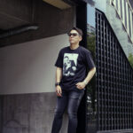 ISAMU KATAYAMA BACKLASH x FIXER x HERBIE YAMAGUCHI (イサムカタヤマバックラッシュ x フィクサー x ハービー山口) Joe with a roll up LONDON Photo Print T-shirt FIX-2117-01 フォトプリントTシャツ BLACK (ブラック) MADE IN JAPAN (日本製) 2024 【WEBご予約開始】愛知 名古屋 Alto e Diritto altoediritto アルトエデリット