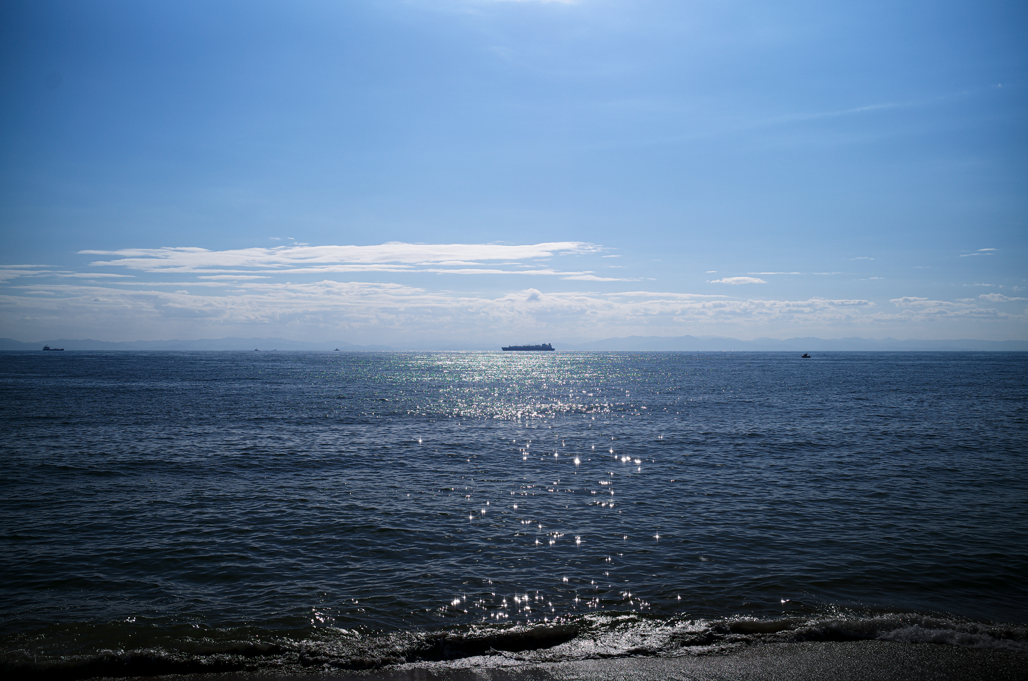 LEICA ライカ LEICA M11 APO SUMMICRON35 アポズミクロン 35 愛知 名古屋 Alto e Diritto altoediritto アルトエデリット sea 海 内海 知多 えびせんべいの里 美浜本店　〒470-2403 愛知県知多郡美浜町北方吉田流５２−１ まぐろ定食 海鮮丼 エビフライ 海鮮工房 なみ平　〒470-3235 愛知県知多郡美浜町野間新町１７７−１ トイレ 大谷翔平 八村塁 チータープリン 〒470-3321 愛知県知多郡南知多町内海 一色３６ プリン専門店 チータープリン 愛知県知多半島にある ちた という響きから生まれたチーターのキャラクターが特徴のプリン専門店 つぶてヶ浦 つぶてヶ浦の対岸にある伊勢の神様たちが、昔、伊勢で石の遠投げを競った折、投げた石がつぶてヶ浦に落ちたという民話があります。実際には、この海岸は約1,500万年前の地層で、火山活動や海底地震が作りだした大津波のエネルギーが海底にあった大きな岩を、ここに運び込んだものと言われています。初代の鳥居は昭和7年に建立され、現在の3代目の鳥居は伊勢神宮で20年毎に行われる御遷宮の際の古材を使用しており、篠島奉賛会のご尽力により平成29年に建てられたものです。〒470-3321 知多郡南知多町内海小桝地先 知多半島内海といえば白砂のビーチで有名ですが、1kmほど南に伊勢神宮を遥拝する鳥居が立つビーチがあります。鳥居の周囲の大小の岩の来歴を伝える民話から、つぶてヶ浦と呼ばれています。つぶてヶ浦に散らばる岩は対岸から神様たちが力比べで投げたと伝わっています。そして、伊勢地域とつぶてｹ浦の岩石は同質な上、近くには伊勢山と呼ばれる地域も。驚きの民話と共につぶてヶ浦の絶景をご紹介します。チッタナポリ　〒470-3502 愛知県知多郡南知多町片名浜山１ チッタ・ナポリは、愛知県知多郡南知多町にあるリゾート施設。シンボル的存在の超高層建築「ナポリタワー」は高さ111.0メートルを測る。