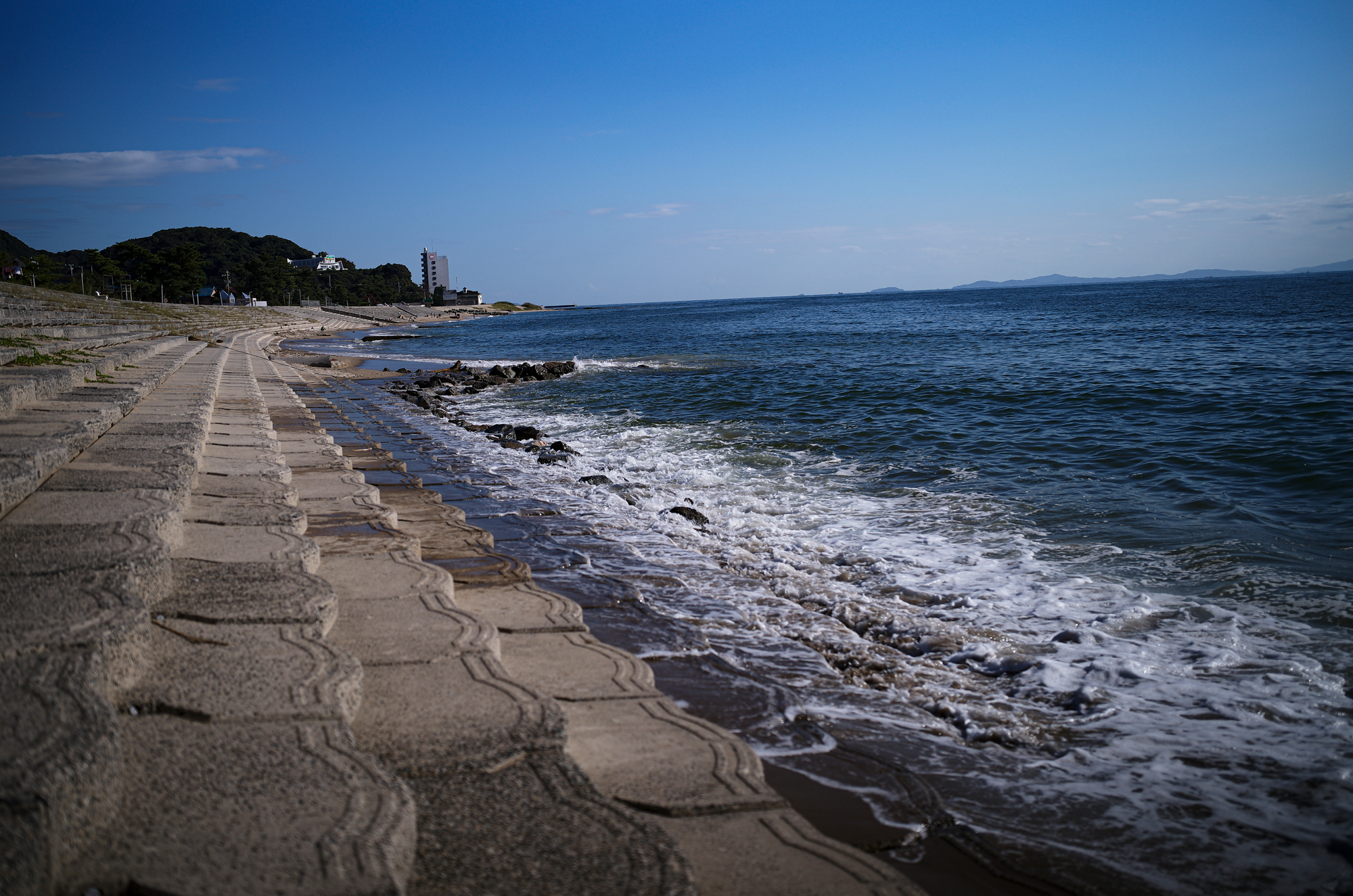 LEICA ライカ LEICA M11 APO SUMMICRON35 アポズミクロン 35 愛知 名古屋 Alto e Diritto altoediritto アルトエデリット sea 海 内海 知多 えびせんべいの里 美浜本店　〒470-2403 愛知県知多郡美浜町北方吉田流５２−１ まぐろ定食 海鮮丼 エビフライ 海鮮工房 なみ平　〒470-3235 愛知県知多郡美浜町野間新町１７７−１ トイレ 大谷翔平 八村塁 チータープリン 〒470-3321 愛知県知多郡南知多町内海 一色３６ プリン専門店 チータープリン 愛知県知多半島にある ちた という響きから生まれたチーターのキャラクターが特徴のプリン専門店 つぶてヶ浦 つぶてヶ浦の対岸にある伊勢の神様たちが、昔、伊勢で石の遠投げを競った折、投げた石がつぶてヶ浦に落ちたという民話があります。実際には、この海岸は約1,500万年前の地層で、火山活動や海底地震が作りだした大津波のエネルギーが海底にあった大きな岩を、ここに運び込んだものと言われています。初代の鳥居は昭和7年に建立され、現在の3代目の鳥居は伊勢神宮で20年毎に行われる御遷宮の際の古材を使用しており、篠島奉賛会のご尽力により平成29年に建てられたものです。〒470-3321 知多郡南知多町内海小桝地先 知多半島内海といえば白砂のビーチで有名ですが、1kmほど南に伊勢神宮を遥拝する鳥居が立つビーチがあります。鳥居の周囲の大小の岩の来歴を伝える民話から、つぶてヶ浦と呼ばれています。つぶてヶ浦に散らばる岩は対岸から神様たちが力比べで投げたと伝わっています。そして、伊勢地域とつぶてｹ浦の岩石は同質な上、近くには伊勢山と呼ばれる地域も。驚きの民話と共につぶてヶ浦の絶景をご紹介します。チッタナポリ　〒470-3502 愛知県知多郡南知多町片名浜山１ チッタ・ナポリは、愛知県知多郡南知多町にあるリゾート施設。シンボル的存在の超高層建築「ナポリタワー」は高さ111.0メートルを測る。