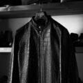 cuervo bopoha (クエルボ ヴァローナ) Satisfaction Leather Collection (サティスファクション レザー コレクション) RICHARD (リチャード) EMBOSSED CROCODILE LEATHER (エンボスクロコダイルレザー) シングル ライダース ジャケット BLACK (ブラック) MADE IN JAPAN (日本製) 【Special Model】【ご予約受付中】のイメージ