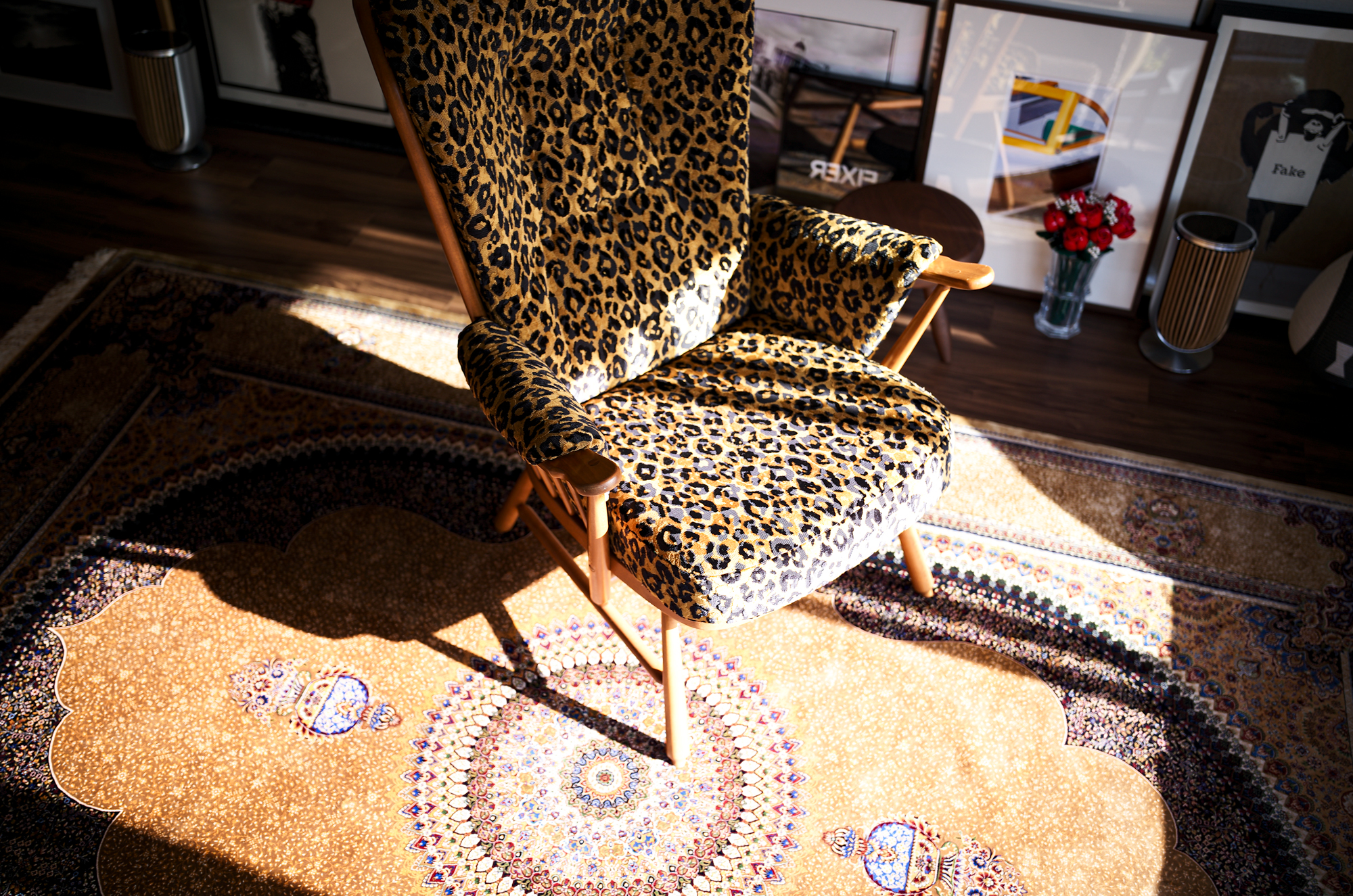 ERCOL WINDSOR EASY CHAIR 1P 835 1980-1990 VINTAGE /// ROMO TALULAH Trixie 8001-01 "LEOPARD" アーコール ウィンザー ソファ チェア イギリス製 England ビーチ 素材 アームクッションも付属している完全な状態のアーコールのエバーグリーン ソファ 1P。当時のアーコールのアイコン的シーターで、素晴らしい座り心地のソファです。背面はスチームベンドされた美しいウィンザーボウバックスタイル。壁面に配置するには惜しいくらいの美しいデザインですので、背面が見える配置にするのもおすすめです。ファブリック、ウェービングベルトはまだまだしっかりとしていましたので、オリジナルのままにしています。（オプションで張替え可能）包み込まれる最高の座り心地をぜひご堪能ください。愛知 名古屋 Alto e Diritto altoediritto アルトエデリット リビング 家具 インテリア 張替え 