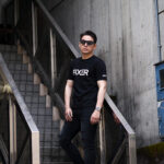 ROLL × FIXER (ロール × フィクサー) FTS-12 FIXER Logo Print T-shirt プリント Tシャツ BLACK (ブラック) 愛知 名古屋 Alto e Diritto altoediritto アルトエデリット 馬場 康治：ROLL代表 1964年福岡県生まれ。バンタンデザイン卒業後、メンズメーカーに就職。その後1990年に渡英。ロンドンのアパレルメーカーで企画生産担当。また在英時の1991年、1959年より続きロンドンに本部を置く、世界最大規模のモーターサイクル・クラブ"59CLUB"の東洋人初のメンバーとなる。1995年帰国後、WORLD Co.Ltd等国内メーカー、また海外ブランド"OZWALD BOATENG","GUESS JEANS"他の国内ライセンシー・チーフデザイナーを経て、2001年"ROLL"立ち上げる。UKトラッド、英国ヴィンテージ車、バイクに造詣が深く、国内においての"ROCKERS"カルチャーに精通する第一人者。