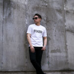 ROLL × FIXER (ロール × フィクサー) FTS-12 FIXER Logo Print T-shirt プリント Tシャツ WHITE (ホワイト) 愛知 名古屋 Alto e Diritto altoediritto アルトエデリット 馬場 康治：ROLL代表 1964年福岡県生まれ。バンタンデザイン卒業後、メンズメーカーに就職。その後1990年に渡英。ロンドンのアパレルメーカーで企画生産担当。また在英時の1991年、1959年より続きロンドンに本部を置く、世界最大規模のモーターサイクル・クラブ"59CLUB"の東洋人初のメンバーとなる。1995年帰国後、WORLD Co.Ltd等国内メーカー、また海外ブランド"OZWALD BOATENG","GUESS JEANS"他の国内ライセンシー・チーフデザイナーを経て、2001年"ROLL"立ち上げる。UKトラッド、英国ヴィンテージ車、バイクに造詣が深く、国内においての"ROCKERS"カルチャーに精通する第一人者。