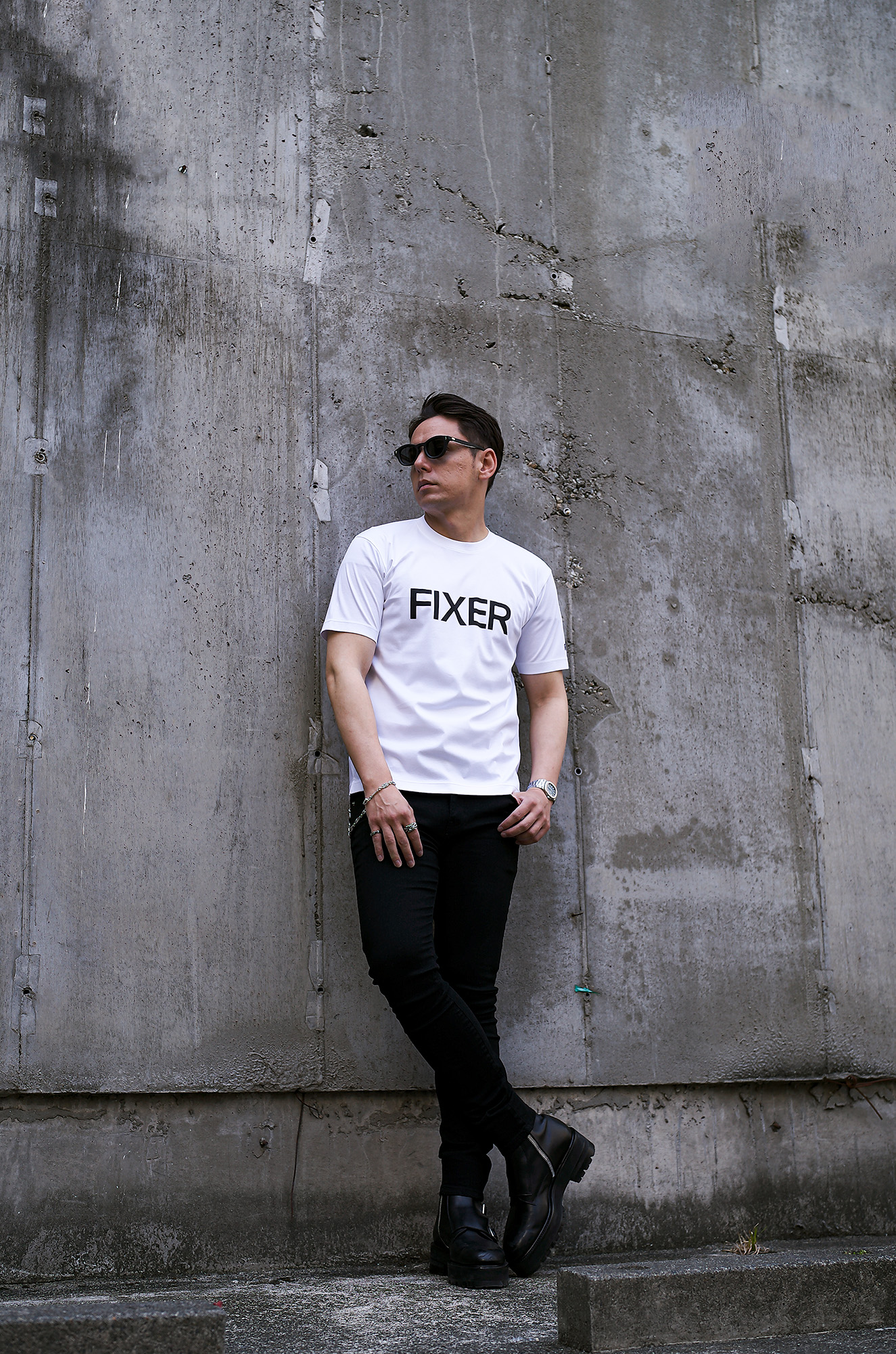 ROLL × FIXER (ロール × フィクサー) FTS-12 FIXER Logo Print T-shirt プリント Tシャツ WHITE (ホワイト) 愛知 名古屋 Alto e Diritto altoediritto アルトエデリット  馬場 康治：ROLL代表 1964年福岡県生まれ。バンタンデザイン卒業後、メンズメーカーに就職。その後1990年に渡英。ロンドンのアパレルメーカーで企画生産担当。また在英時の1991年、1959年より続きロンドンに本部を置く、世界最大規模のモーターサイクル・クラブ"59CLUB"の東洋人初のメンバーとなる。1995年帰国後、WORLD Co.Ltd等国内メーカー、また海外ブランド"OZWALD BOATENG","GUESS JEANS"他の国内ライセンシー・チーフデザイナーを経て、2001年"ROLL"立ち上げる。UKトラッド、英国ヴィンテージ車、バイクに造詣が深く、国内においての"ROCKERS"カルチャーに精通する第一人者。