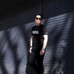 ROLL × FIXER (ロール × フィクサー) FTS-12 ROLL Logo Print T-shirt プリント Tシャツ BLACK (ブラック)【ご予約開始】 愛知 名古屋 Alto e Diritto altoediritto アルトエデリット 馬場 康治：ROLL代表 1964年福岡県生まれ。バンタンデザイン卒業後、メンズメーカーに就職。その後1990年に渡英。ロンドンのアパレルメーカーで企画生産担当。また在英時の1991年、1959年より続きロンドンに本部を置く、世界最大規模のモーターサイクル・クラブ"59CLUB"の東洋人初のメンバーとなる。1995年帰国後、WORLD Co.Ltd等国内メーカー、また海外ブランド"OZWALD BOATENG","GUESS JEANS"他の国内ライセンシー・チーフデザイナーを経て、2001年"ROLL"立ち上げる。UKトラッド、英国ヴィンテージ車、バイクに造詣が深く、国内においての"ROCKERS"カルチャーに精通する第一人者。