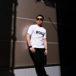 ROLL × FIXER (ロール × フィクサー) FTS-12 ROLL Logo Print T-shirt プリント Tシャツ WHITE (ホワイト) 【ご予約開始】 愛知 名古屋 Alto e Diritto altoediritto アルトエデリット 馬場 康治：ROLL代表 1964年福岡県生まれ。バンタンデザイン卒業後、メンズメーカーに就職。その後1990年に渡英。ロンドンのアパレルメーカーで企画生産担当。また在英時の1991年、1959年より続きロンドンに本部を置く、世界最大規模のモーターサイクル・クラブ"59CLUB"の東洋人初のメンバーとなる。1995年帰国後、WORLD Co.Ltd等国内メーカー、また海外ブランド"OZWALD BOATENG","GUESS JEANS"他の国内ライセンシー・チーフデザイナーを経て、2001年"ROLL"立ち上げる。UKトラッド、英国ヴィンテージ車、バイクに造詣が深く、国内においての"ROCKERS"カルチャーに精通する第一人者。