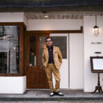 【ROLL × FIXER / ロウル × フィクサー・受注会開催 / 2025.4.19(sat)-2025.4.20(sun)】【Special Guest ROLL 馬場さん】ROLL × FIXER FTS-12 FIXER Logo Print T-shirt BLACK WHITE ROLL × FIXER FTS-12 ROLL Logo Print T-shirt BLACK WHITE Tシャツ スペシャルTシャツ ロゴTシャツ 愛知 名古屋 Alto e Diritto altoediritto アルトエデリット "ROLL"は各時代のミュージシャンのスタイルをデザインソースに,音楽を通してのライフスタイル,プレイグラウンド(遊び場)を想定し,いつでも "音楽,艶っぽさ" を感じさせる服作りを提案しながら,メンズウェアのベースにある機能性とディテールへのこだわりを大切に,また最大限の質を追求し,常に時代に合わせて【ROLL(ころがる)】していく"一張羅(いっちょうら)的遊び着" ウェア作りをコンセプトとして提案。ブランドネーム"ROLL"は、"THE ROLLING STONES"のKeith Richardsの名言..."THE ROCK'S EASY,BUT THE ROLL IS ANOTHER THING"から由来するもので、"ROCKすることは簡単で,ROLLは別物。ROLLすることが重要で大切なんだ..."というキースの言葉に感銘を受け命名。メンズウェアのルーツであるベイシック,スタンダードそれらをベースに,変化する時代に合わせた"ROLL"る物作りを目指しています。2001年、馬場康治が"ROLL"設立。1964年生まれ福岡県出身。 バンタンデザイン卒業後、メンズメーカーのチーフデザイナー就任。1990年に渡英。 ロンドンのアパレルメーカーで企画生産担当。また1991年に,1959年より続きロンドンに本部を置く世界最大規模のモーターサイクルクラブ"59 CLUB(FIFTY NINE CLUB)"の東洋人初のメンバーとなる。1995年帰国後,WORLD Co,Ltd 等国内メーカー,海外ブランドOZWALD BOATENG,GUESS JEANS他の国内ライセンシー・デザイナーを経て,自身のブランド"ROLL"を立ち上げる。ブランドのコンセプトでもある"遊び着"に不可欠な"遊び場"をと,渋谷2丁目にMUSIC・GARAGEバー,"Garage Cafe MANX by ROLL" を2010年にオープン。また,1999年に川崎クラブチッタでスタートさせたLIVE・DJイベント"BLACK LEATHER RIOT"を主催。不定期で,東京,大阪,台湾他にて開催。UKトラッド,英国ヴィンテージバイクに造詣が深く,国内においてのロッカーズカルチャーに精通する第一人者。