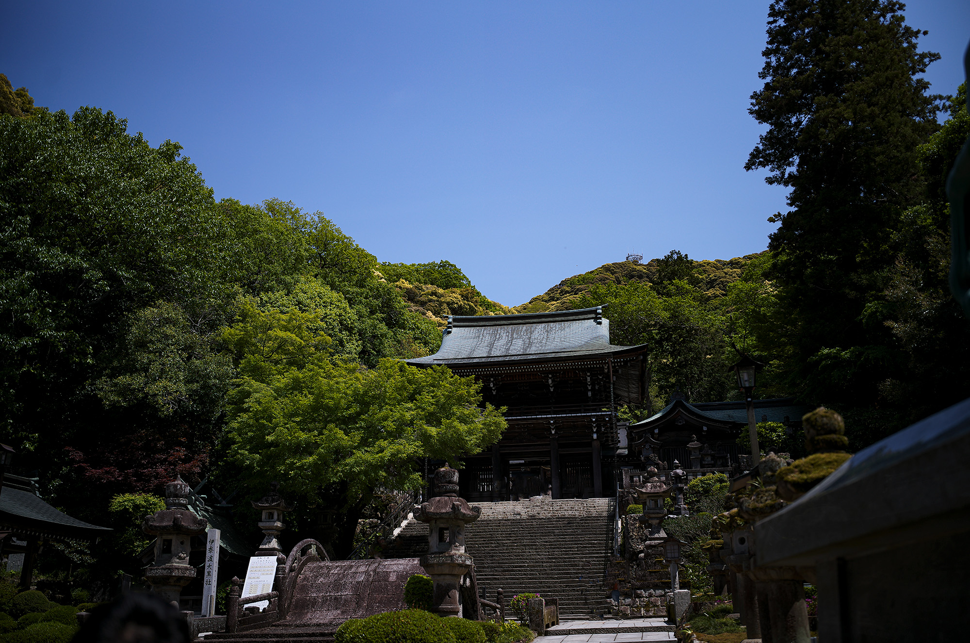 伊奈波神社 〒500-8043 岐阜県岐阜市伊奈波通り1の1　Tel.058‐262‐5151　FAX.058‐262‐5153　inaba_jinja 伊奈波神社（いなばじんじゃ）は、岐阜県岐阜市伊奈波通りにある神社。式内社論社、美濃国三宮で、旧社格は国幣小社。2015年（平成27年）4月24日、「信長公のおもてなし」が息づく戦国城下町・岐阜 」の構成文化財として日本遺産に認定される[1]。祭神垂仁天皇の第一皇子で、この地の開拓神である五十瓊敷入彦命（いにしきいりひこのみこと）を主祭神とし、妃の淳熨斗媛命（ぬのしひめのみこと）、母の日葉酢媛命（ひばすひめのみこと）、外祖父の彦多都彦命（ひこたつひこのみこと、稲葉国造の祖）、臣下の物部十千根命（もののべのとちねのみこと）を配祀する。これらの神を伊奈波大神と総称する。社伝によれば、五十瓊敷入彦命は朝廷の命により奥州を平定したが、五十瓊敷入彦命の成功を妬んだ陸奥守豊益の讒言により、朝敵とされて現在の伊奈波神社の地で討たれたという。歴史　社伝によれば、景行天皇14年、武内宿禰が稲葉山北西の椿原（現在の岐阜公園内の丸山）に五十瓊敷入彦命を祀ったのに始まるとされる。壬申の乱の際に天武天皇が当社に戦勝を祈願したという。天文8年（1539年）、斎藤道三が稲葉山に稲葉山城を築城するにあたり、現在地に遷座した。この際、その地にあった物部十千根命を祀る物部神社を合祀し、稲葉山城の鎮守とした。以降も、岐阜の総産土神として篤い崇敬を受けた。明治6年に県社に列格し、昭和14年に国幣小社に昇格した。戦後の昭和27年7月に岐阜県神社庁より県神社庁長参向指定神社（金幣社）の指定を受ける、『延喜式神名帳』では、美濃国厚見郡の神社として「伊奈波神社」の社名は記されていないが小社として「物部神社」の社名があり、これが当社に合祀された物部神社であるとされる。あるいは、当社自体が式内・物部神社であるとする説もある。『美濃国神名帳』には「正一位 伊奈波大神」「従五位下 物部明神」と記載されている。
