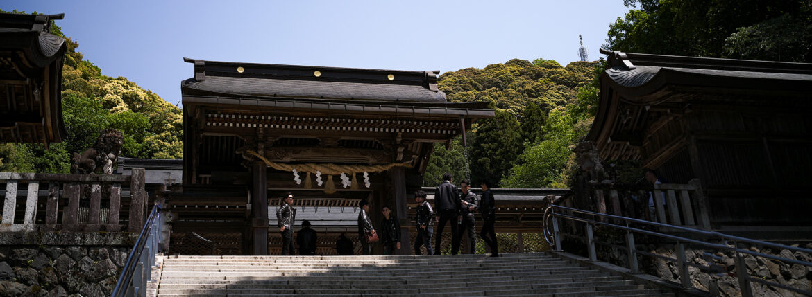 伊奈波神社 〒500-8043 岐阜県岐阜市伊奈波通り1の1　Tel.058‐262‐5151　FAX.058‐262‐5153　inaba_jinja 伊奈波神社（いなばじんじゃ）は、岐阜県岐阜市伊奈波通りにある神社。式内社論社、美濃国三宮で、旧社格は国幣小社。2015年（平成27年）4月24日、「信長公のおもてなし」が息づく戦国城下町・岐阜 」の構成文化財として日本遺産に認定される[1]。祭神垂仁天皇の第一皇子で、この地の開拓神である五十瓊敷入彦命（いにしきいりひこのみこと）を主祭神とし、妃の淳熨斗媛命（ぬのしひめのみこと）、母の日葉酢媛命（ひばすひめのみこと）、外祖父の彦多都彦命（ひこたつひこのみこと、稲葉国造の祖）、臣下の物部十千根命（もののべのとちねのみこと）を配祀する。これらの神を伊奈波大神と総称する。社伝によれば、五十瓊敷入彦命は朝廷の命により奥州を平定したが、五十瓊敷入彦命の成功を妬んだ陸奥守豊益の讒言により、朝敵とされて現在の伊奈波神社の地で討たれたという。歴史　社伝によれば、景行天皇14年、武内宿禰が稲葉山北西の椿原（現在の岐阜公園内の丸山）に五十瓊敷入彦命を祀ったのに始まるとされる。壬申の乱の際に天武天皇が当社に戦勝を祈願したという。天文8年（1539年）、斎藤道三が稲葉山に稲葉山城を築城するにあたり、現在地に遷座した。この際、その地にあった物部十千根命を祀る物部神社を合祀し、稲葉山城の鎮守とした。以降も、岐阜の総産土神として篤い崇敬を受けた。明治6年に県社に列格し、昭和14年に国幣小社に昇格した。戦後の昭和27年7月に岐阜県神社庁より県神社庁長参向指定神社（金幣社）の指定を受ける、『延喜式神名帳』では、美濃国厚見郡の神社として「伊奈波神社」の社名は記されていないが小社として「物部神社」の社名があり、これが当社に合祀された物部神社であるとされる。あるいは、当社自体が式内・物部神社であるとする説もある。『美濃国神名帳』には「正一位 伊奈波大神」「従五位下 物部明神」と記載されている。