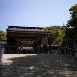 伊奈波神社 〒500-8043 岐阜県岐阜市伊奈波通り1の1　Tel.058‐262‐5151　FAX.058‐262‐5153　inaba_jinja 伊奈波神社（いなばじんじゃ）は、岐阜県岐阜市伊奈波通りにある神社。式内社論社、美濃国三宮で、旧社格は国幣小社。2015年（平成27年）4月24日、「信長公のおもてなし」が息づく戦国城下町・岐阜 」の構成文化財として日本遺産に認定される[1]。祭神垂仁天皇の第一皇子で、この地の開拓神である五十瓊敷入彦命（いにしきいりひこのみこと）を主祭神とし、妃の淳熨斗媛命（ぬのしひめのみこと）、母の日葉酢媛命（ひばすひめのみこと）、外祖父の彦多都彦命（ひこたつひこのみこと、稲葉国造の祖）、臣下の物部十千根命（もののべのとちねのみこと）を配祀する。これらの神を伊奈波大神と総称する。社伝によれば、五十瓊敷入彦命は朝廷の命により奥州を平定したが、五十瓊敷入彦命の成功を妬んだ陸奥守豊益の讒言により、朝敵とされて現在の伊奈波神社の地で討たれたという。歴史　社伝によれば、景行天皇14年、武内宿禰が稲葉山北西の椿原（現在の岐阜公園内の丸山）に五十瓊敷入彦命を祀ったのに始まるとされる。壬申の乱の際に天武天皇が当社に戦勝を祈願したという。天文8年（1539年）、斎藤道三が稲葉山に稲葉山城を築城するにあたり、現在地に遷座した。この際、その地にあった物部十千根命を祀る物部神社を合祀し、稲葉山城の鎮守とした。以降も、岐阜の総産土神として篤い崇敬を受けた。明治6年に県社に列格し、昭和14年に国幣小社に昇格した。戦後の昭和27年7月に岐阜県神社庁より県神社庁長参向指定神社（金幣社）の指定を受ける、『延喜式神名帳』では、美濃国厚見郡の神社として「伊奈波神社」の社名は記されていないが小社として「物部神社」の社名があり、これが当社に合祀された物部神社であるとされる。あるいは、当社自体が式内・物部神社であるとする説もある。『美濃国神名帳』には「正一位 伊奈波大神」「従五位下 物部明神」と記載されている。