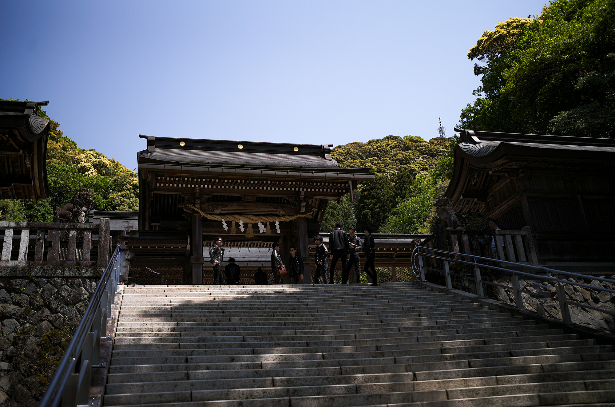 伊奈波神社 〒500-8043 岐阜県岐阜市伊奈波通り1の1　Tel.058‐262‐5151　FAX.058‐262‐5153　inaba_jinja 伊奈波神社（いなばじんじゃ）は、岐阜県岐阜市伊奈波通りにある神社。式内社論社、美濃国三宮で、旧社格は国幣小社。2015年（平成27年）4月24日、「信長公のおもてなし」が息づく戦国城下町・岐阜 」の構成文化財として日本遺産に認定される[1]。祭神垂仁天皇の第一皇子で、この地の開拓神である五十瓊敷入彦命（いにしきいりひこのみこと）を主祭神とし、妃の淳熨斗媛命（ぬのしひめのみこと）、母の日葉酢媛命（ひばすひめのみこと）、外祖父の彦多都彦命（ひこたつひこのみこと、稲葉国造の祖）、臣下の物部十千根命（もののべのとちねのみこと）を配祀する。これらの神を伊奈波大神と総称する。社伝によれば、五十瓊敷入彦命は朝廷の命により奥州を平定したが、五十瓊敷入彦命の成功を妬んだ陸奥守豊益の讒言により、朝敵とされて現在の伊奈波神社の地で討たれたという。歴史　社伝によれば、景行天皇14年、武内宿禰が稲葉山北西の椿原（現在の岐阜公園内の丸山）に五十瓊敷入彦命を祀ったのに始まるとされる。壬申の乱の際に天武天皇が当社に戦勝を祈願したという。天文8年（1539年）、斎藤道三が稲葉山に稲葉山城を築城するにあたり、現在地に遷座した。この際、その地にあった物部十千根命を祀る物部神社を合祀し、稲葉山城の鎮守とした。以降も、岐阜の総産土神として篤い崇敬を受けた。明治6年に県社に列格し、昭和14年に国幣小社に昇格した。戦後の昭和27年7月に岐阜県神社庁より県神社庁長参向指定神社（金幣社）の指定を受ける、『延喜式神名帳』では、美濃国厚見郡の神社として「伊奈波神社」の社名は記されていないが小社として「物部神社」の社名があり、これが当社に合祀された物部神社であるとされる。あるいは、当社自体が式内・物部神社であるとする説もある。『美濃国神名帳』には「正一位 伊奈波大神」「従五位下 物部明神」と記載されている。