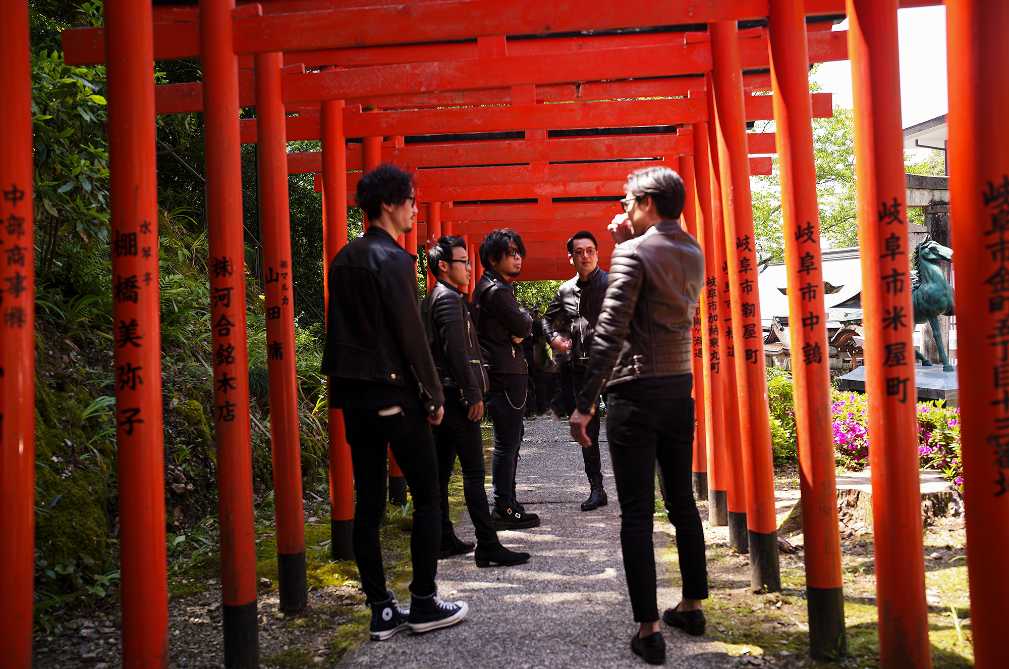 伊奈波神社 〒500-8043 岐阜県岐阜市伊奈波通り1の1　Tel.058‐262‐5151　FAX.058‐262‐5153　inaba_jinja 伊奈波神社（いなばじんじゃ）は、岐阜県岐阜市伊奈波通りにある神社。式内社論社、美濃国三宮で、旧社格は国幣小社。2015年（平成27年）4月24日、「信長公のおもてなし」が息づく戦国城下町・岐阜 」の構成文化財として日本遺産に認定される[1]。祭神垂仁天皇の第一皇子で、この地の開拓神である五十瓊敷入彦命（いにしきいりひこのみこと）を主祭神とし、妃の淳熨斗媛命（ぬのしひめのみこと）、母の日葉酢媛命（ひばすひめのみこと）、外祖父の彦多都彦命（ひこたつひこのみこと、稲葉国造の祖）、臣下の物部十千根命（もののべのとちねのみこと）を配祀する。これらの神を伊奈波大神と総称する。社伝によれば、五十瓊敷入彦命は朝廷の命により奥州を平定したが、五十瓊敷入彦命の成功を妬んだ陸奥守豊益の讒言により、朝敵とされて現在の伊奈波神社の地で討たれたという。歴史　社伝によれば、景行天皇14年、武内宿禰が稲葉山北西の椿原（現在の岐阜公園内の丸山）に五十瓊敷入彦命を祀ったのに始まるとされる。壬申の乱の際に天武天皇が当社に戦勝を祈願したという。天文8年（1539年）、斎藤道三が稲葉山に稲葉山城を築城するにあたり、現在地に遷座した。この際、その地にあった物部十千根命を祀る物部神社を合祀し、稲葉山城の鎮守とした。以降も、岐阜の総産土神として篤い崇敬を受けた。明治6年に県社に列格し、昭和14年に国幣小社に昇格した。戦後の昭和27年7月に岐阜県神社庁より県神社庁長参向指定神社（金幣社）の指定を受ける、『延喜式神名帳』では、美濃国厚見郡の神社として「伊奈波神社」の社名は記されていないが小社として「物部神社」の社名があり、これが当社に合祀された物部神社であるとされる。あるいは、当社自体が式内・物部神社であるとする説もある。『美濃国神名帳』には「正一位 伊奈波大神」「従五位下 物部明神」と記載されている。