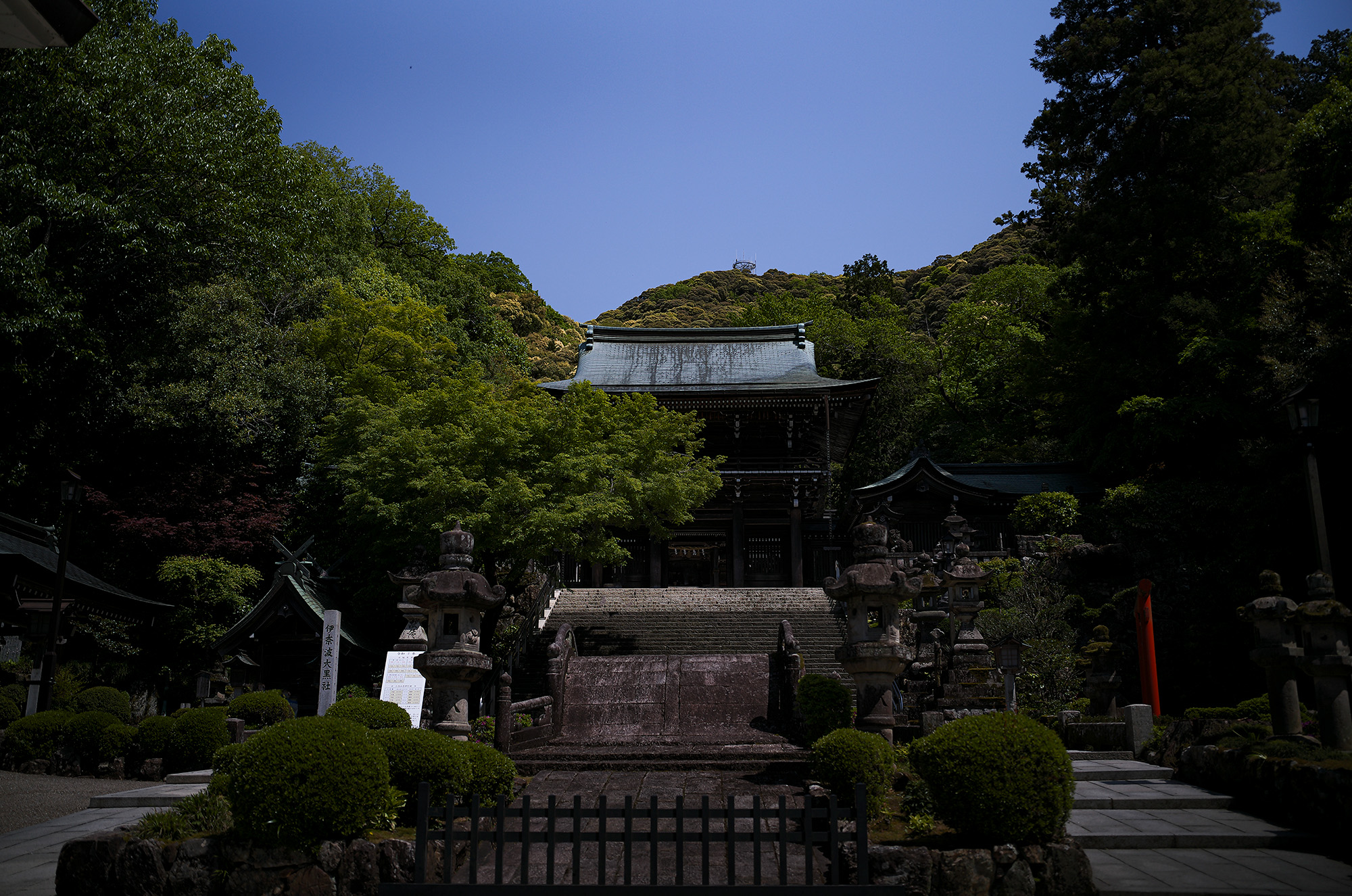 伊奈波神社 〒500-8043 岐阜県岐阜市伊奈波通り1の1　Tel.058‐262‐5151　FAX.058‐262‐5153　inaba_jinja 伊奈波神社（いなばじんじゃ）は、岐阜県岐阜市伊奈波通りにある神社。式内社論社、美濃国三宮で、旧社格は国幣小社。2015年（平成27年）4月24日、「信長公のおもてなし」が息づく戦国城下町・岐阜 」の構成文化財として日本遺産に認定される[1]。祭神垂仁天皇の第一皇子で、この地の開拓神である五十瓊敷入彦命（いにしきいりひこのみこと）を主祭神とし、妃の淳熨斗媛命（ぬのしひめのみこと）、母の日葉酢媛命（ひばすひめのみこと）、外祖父の彦多都彦命（ひこたつひこのみこと、稲葉国造の祖）、臣下の物部十千根命（もののべのとちねのみこと）を配祀する。これらの神を伊奈波大神と総称する。社伝によれば、五十瓊敷入彦命は朝廷の命により奥州を平定したが、五十瓊敷入彦命の成功を妬んだ陸奥守豊益の讒言により、朝敵とされて現在の伊奈波神社の地で討たれたという。歴史　社伝によれば、景行天皇14年、武内宿禰が稲葉山北西の椿原（現在の岐阜公園内の丸山）に五十瓊敷入彦命を祀ったのに始まるとされる。壬申の乱の際に天武天皇が当社に戦勝を祈願したという。天文8年（1539年）、斎藤道三が稲葉山に稲葉山城を築城するにあたり、現在地に遷座した。この際、その地にあった物部十千根命を祀る物部神社を合祀し、稲葉山城の鎮守とした。以降も、岐阜の総産土神として篤い崇敬を受けた。明治6年に県社に列格し、昭和14年に国幣小社に昇格した。戦後の昭和27年7月に岐阜県神社庁より県神社庁長参向指定神社（金幣社）の指定を受ける、『延喜式神名帳』では、美濃国厚見郡の神社として「伊奈波神社」の社名は記されていないが小社として「物部神社」の社名があり、これが当社に合祀された物部神社であるとされる。あるいは、当社自体が式内・物部神社であるとする説もある。『美濃国神名帳』には「正一位 伊奈波大神」「従五位下 物部明神」と記載されている。