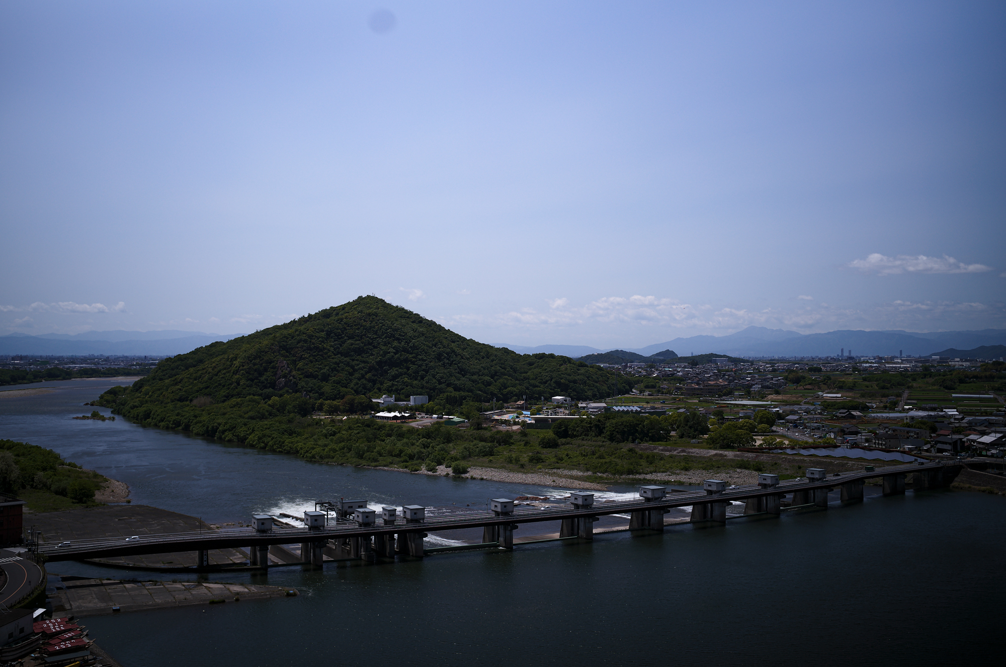 国宝 犬山城 犬山城は、尾張国と美濃国の境、木曽川南岸の地「犬山」にあった日本の城。天守のみが現存し江戸時代までに建造された「現存12天守」の一つである。また天守が国宝指定された5城のうちの一つである。城跡は「犬山城跡」として、国の史跡に指定されている。日本で最後まで個人が所有していた城である 犬山城（いぬやまじょう）は、尾張国と美濃国の境、木曽川南岸の地「犬山」（愛知県犬山市（旧丹羽郡））にあった日本の城。天守のみが現存し江戸時代までに建造された「現存12天守」の一つである。また天守が国宝指定された5城のうちの一つである（他は姫路城・松本城・彦根城・松江城）。城跡は「犬山城跡」として、国の史跡に指定されている[1][2]。日本で最後まで個人が所有していた城（2004年まで個人所有）である。LEICA ライカ APO SUMMICRON35
