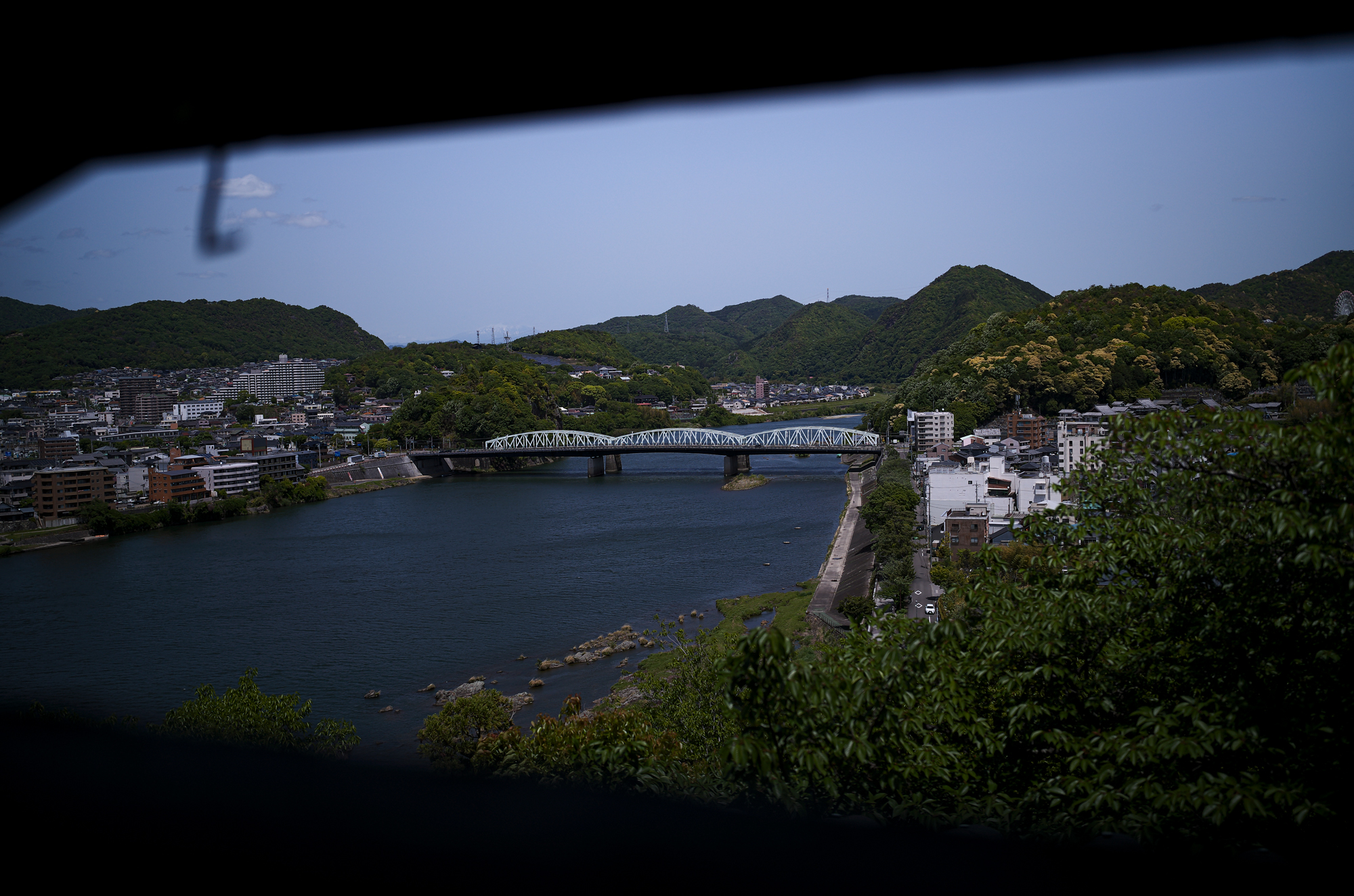 国宝 犬山城 犬山城は、尾張国と美濃国の境、木曽川南岸の地「犬山」にあった日本の城。天守のみが現存し江戸時代までに建造された「現存12天守」の一つである。また天守が国宝指定された5城のうちの一つである。城跡は「犬山城跡」として、国の史跡に指定されている。日本で最後まで個人が所有していた城である 犬山城（いぬやまじょう）は、尾張国と美濃国の境、木曽川南岸の地「犬山」（愛知県犬山市（旧丹羽郡））にあった日本の城。天守のみが現存し江戸時代までに建造された「現存12天守」の一つである。また天守が国宝指定された5城のうちの一つである（他は姫路城・松本城・彦根城・松江城）。城跡は「犬山城跡」として、国の史跡に指定されている[1][2]。日本で最後まで個人が所有していた城（2004年まで個人所有）である。LEICA ライカ APO SUMMICRON35