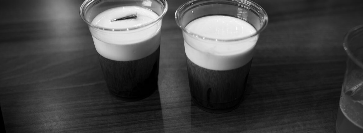 愛知 名古屋 Coffee Alto e Diritto altoediritto アルトエデリット POCKET FACTORY ポケットファクトリー COFFEE コーヒー POCK豆一鐵 〒462-0063 愛知県名古屋市北区丸新町９３ 川上敦久さん 淹れる最高の珈琲 カフェ ポケットファクトリー　ここでしか、手にできない最高のコーヒーをゲットしてください。現在カフェ営業はおこなっておらず、特売日の毎月、第2週目の土曜日、日曜日の豆の挽き売りでの開放日となっておりますカリスマ焙煎士 川上敦久氏 カリスマ焙煎士　川上 敦久氏について 長年の経験で培った五感と技術による“炭火焙煎”は、お客さまに喜ばれる最高に美味しいコーヒーを生み出しています。 通常はガス焙煎が多いなか、川上敦久氏は炭火焙煎にこだわり抜いています。原料の豆や機械に依存せず、湿度や天候にも一切影響されることなく、自分の五感と焙煎技術で生豆にしっかり味を付け、自分が手にしたコーヒー豆を最高の状態に仕上げています。川上敦久氏のコーヒーを是非ご堪能ください。川上 敦久氏のプロフィール2006年 天皇陛下植樹祭にて一級品ブレンド「道～みち～」が参加2010年 鳩山会館の新春パーティーに「天才焙煎士 川上敦久」として参加2011年 タイ王国王室財団管理農園より招聘王の依頼で「タイアラビカゴールデントライアングル」商品開発2013年 スリランカ国営コーヒー農園プロデュース 「スリランカ政府認定焙煎士」の称号を得る2014年 フランスの高級宝飾品ブランドBoucheron発表会のノベルティーに採用2014年 世界企業ネスレ「ドルチェグスト」に抜擢され 全国ＣМにて放映2017年 JRAからの抜擢で中京競馬場パノラマカフェを期間限定オープン2018年 東急ホテル主催ロイヤル会員イベントで定員60人に600人超が応募2019年 天皇陛下第70回全国植樹祭に「線」が参加2020年 MITSUKOSHI特招会に採用2020年 東海テレビ「タイチサン」に国分太一さんと共演