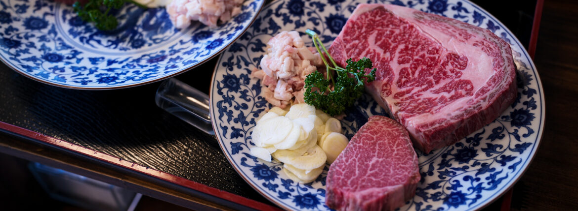 潜龍 岐阜 ステーキー お肉料理 長良川畔 日本庭園 お座敷 休日 真っすぐ生きる大切さ leica leicam10 ライカ ライカM10 エルマー 35 1938年製 alto e diritto アルトエデリット 潜龍(せんりゅう) は、1966年に故・金子澤児が創業しました。潜龍の建物（本館）は、明治末に生糸問屋丹下氏の別荘として建てられたものです。後に縁あって金子澤児がこれを購入しました。そこへ時の政界の実力者であった河野一郎氏から、若い政治家育成のための庵として借りたいとのお話しがあり、澤児はそれに相応しい建物の名前を色々と考えた結果、「潜龍」と名付けました。「潜龍」とは、易経に由来し、“天に飛び立つために力を蓄えて潜んでいる若い龍”という意味があります。いつか力を発揮するために研鑽する政治家の卵たちに相応しい名前でした。（しかし建物が実際に使用されることはなく、構想に留まりました）。その後、澤児がここで肉料理の店を創業するにあたり、建物に付けていた「潜龍」という名前をそのまま、自らが研鑽を積んでいく決意を込めて屋号とし、現在に至っております。ロースステーキコース　ロースステーキコース ヒレステーキコース　アイボーンステーキコース 網焼プラスステーキコース スペシャルステーキコース
