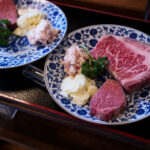 潜龍 岐阜 ステーキー お肉料理 長良川畔 日本庭園 お座敷 休日 真っすぐ生きる大切さ leica leicam10 ライカ ライカM10 エルマー 35 1938年製 alto e diritto アルトエデリット 潜龍(せんりゅう) は、1966年に故・金子澤児が創業しました。潜龍の建物（本館）は、明治末に生糸問屋丹下氏の別荘として建てられたものです。後に縁あって金子澤児がこれを購入しました。そこへ時の政界の実力者であった河野一郎氏から、若い政治家育成のための庵として借りたいとのお話しがあり、澤児はそれに相応しい建物の名前を色々と考えた結果、「潜龍」と名付けました。「潜龍」とは、易経に由来し、“天に飛び立つために力を蓄えて潜んでいる若い龍”という意味があります。いつか力を発揮するために研鑽する政治家の卵たちに相応しい名前でした。（しかし建物が実際に使用されることはなく、構想に留まりました）。その後、澤児がここで肉料理の店を創業するにあたり、建物に付けていた「潜龍」という名前をそのまま、自らが研鑽を積んでいく決意を込めて屋号とし、現在に至っております。ロースステーキコース　ロースステーキコース ヒレステーキコース　アイボーンステーキコース 網焼プラスステーキコース スペシャルステーキコース