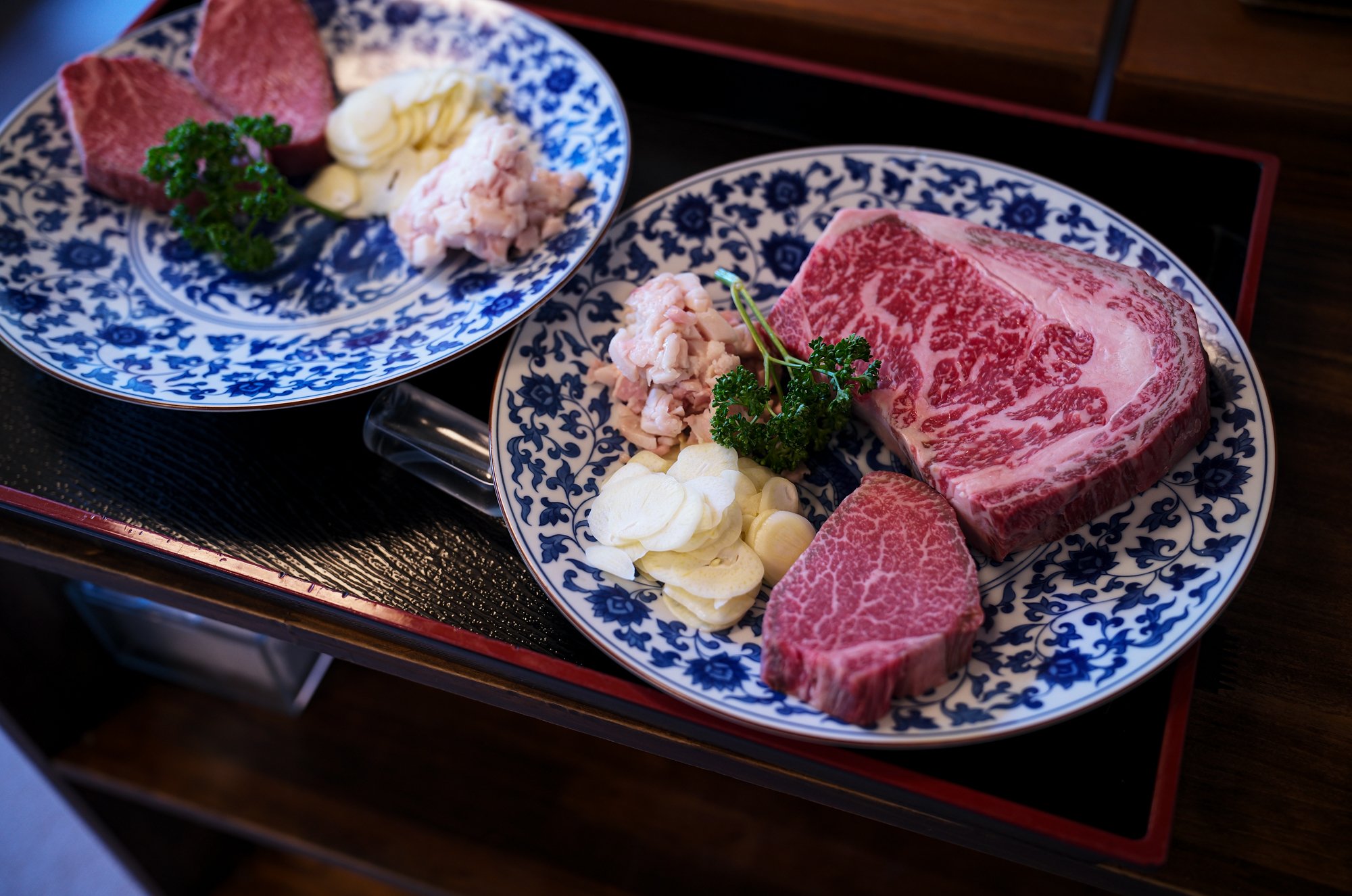 潜龍 岐阜 ステーキー お肉料理 長良川畔 日本庭園 お座敷 休日 真っすぐ生きる大切さ leica leicam10 ライカ ライカM10 エルマー 35 1938年製 alto e diritto アルトエデリット 潜龍(せんりゅう) は、1966年に故・金子澤児が創業しました。潜龍の建物（本館）は、明治末に生糸問屋丹下氏の別荘として建てられたものです。後に縁あって金子澤児がこれを購入しました。そこへ時の政界の実力者であった河野一郎氏から、若い政治家育成のための庵として借りたいとのお話しがあり、澤児はそれに相応しい建物の名前を色々と考えた結果、「潜龍」と名付けました。「潜龍」とは、易経に由来し、“天に飛び立つために力を蓄えて潜んでいる若い龍”という意味があります。いつか力を発揮するために研鑽する政治家の卵たちに相応しい名前でした。（しかし建物が実際に使用されることはなく、構想に留まりました）。その後、澤児がここで肉料理の店を創業するにあたり、建物に付けていた「潜龍」という名前をそのまま、自らが研鑽を積んでいく決意を込めて屋号とし、現在に至っております。ロースステーキコース　ロースステーキコース ヒレステーキコース　アイボーンステーキコース 網焼プラスステーキコース スペシャルステーキコース