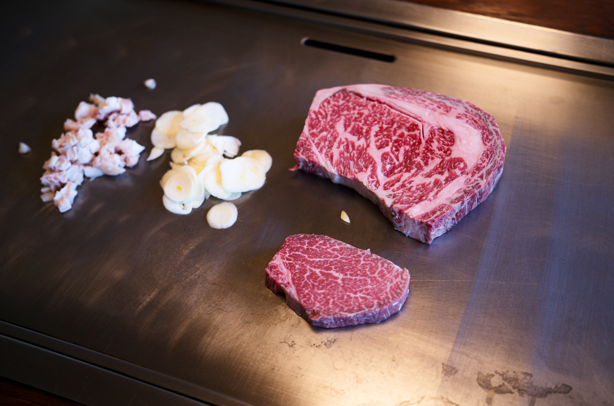 潜龍 岐阜 ステーキー お肉料理 長良川畔 日本庭園 お座敷 休日 真っすぐ生きる大切さ leica leicam10 ライカ ライカM10 エルマー 35 1938年製 alto e diritto アルトエデリット 潜龍(せんりゅう) は、1966年に故・金子澤児が創業しました。潜龍の建物（本館）は、明治末に生糸問屋丹下氏の別荘として建てられたものです。後に縁あって金子澤児がこれを購入しました。そこへ時の政界の実力者であった河野一郎氏から、若い政治家育成のための庵として借りたいとのお話しがあり、澤児はそれに相応しい建物の名前を色々と考えた結果、「潜龍」と名付けました。「潜龍」とは、易経に由来し、“天に飛び立つために力を蓄えて潜んでいる若い龍”という意味があります。いつか力を発揮するために研鑽する政治家の卵たちに相応しい名前でした。（しかし建物が実際に使用されることはなく、構想に留まりました）。その後、澤児がここで肉料理の店を創業するにあたり、建物に付けていた「潜龍」という名前をそのまま、自らが研鑽を積んでいく決意を込めて屋号とし、現在に至っております。ロースステーキコース　ロースステーキコース ヒレステーキコース　アイボーンステーキコース 網焼プラスステーキコース スペシャルステーキコース
