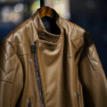 UNFADING (アンフェイディング) FALCON (ファルコン) SEMI DOUBLE RIDERS Cow Leather カウレザー セミダブル ライダース ジャケット LATTE (ラテ) Made in Japan (日本製) 【ご予約開始】【2025.5.08(Thu)～2025.6.08(Sun)】のイメージ